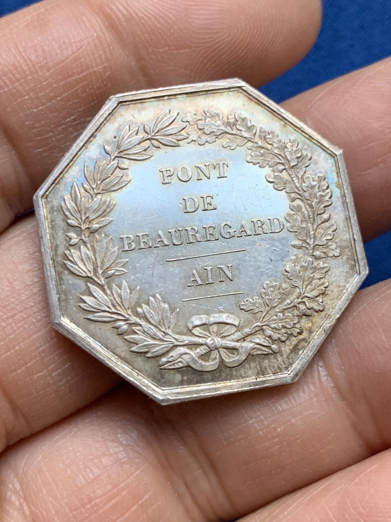 《竞宝斋》第453场 周日，周一 2场连拍 （全场包邮，欢迎送拍） 法国博雷德艾因桥风景八角银质代币，31.5MM，15克，丰饶角+argent边铭，此八角就像一幅美丽的画卷