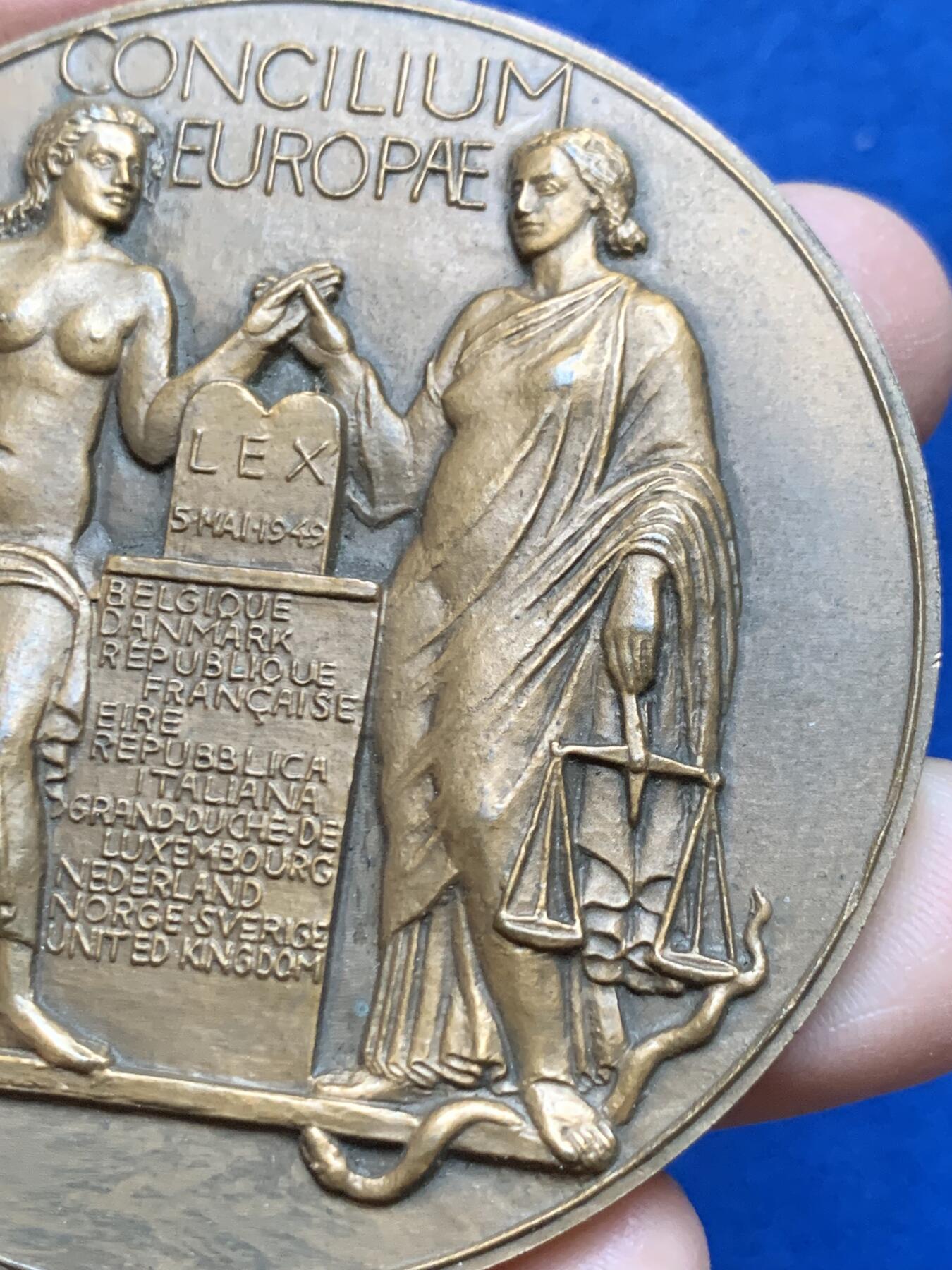 《竞宝斋》第453场 周日，周一 2场连拍 （全场包邮，欢迎送拍） 名家名作 欧洲理事会颁发纪念大铜章 高浮雕 140.4克 66.6mm 丰饶角铜标