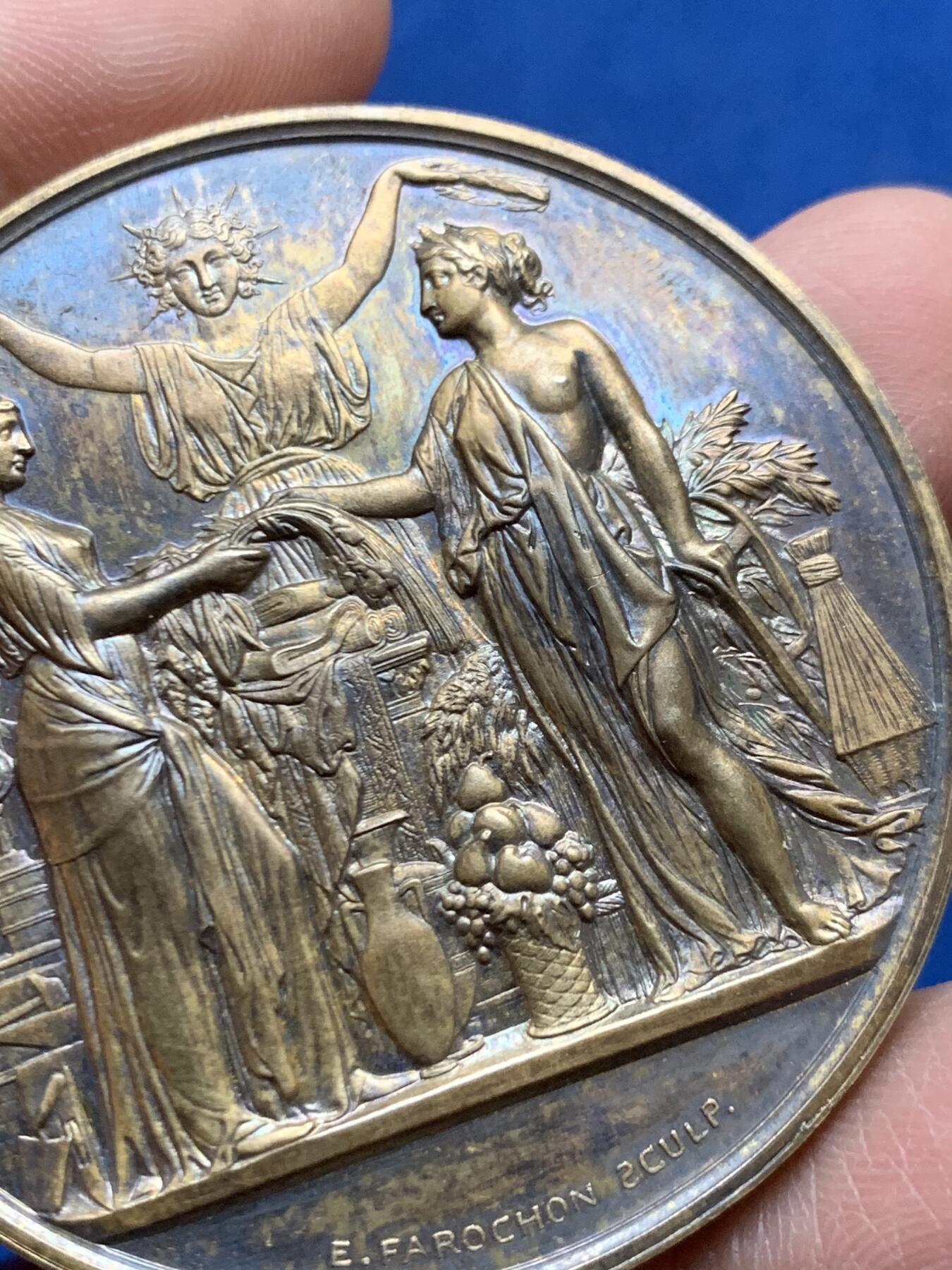 《竞宝斋》第453场 周日，周一 2场连拍 （全场包邮，欢迎送拍） 1864年法国罗讷省职业教育协会纪念镀金大银章 63.6克 50.5mm 丰饶角银 盒装