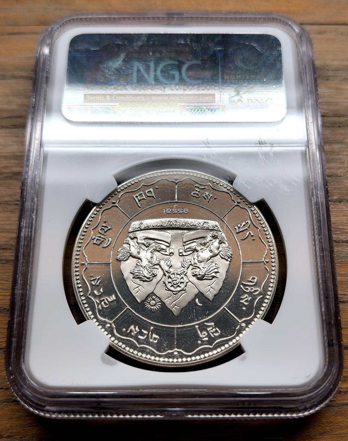 凡希社世界钱币微拍第三百十六期 1966富兰克林厂出品五方佛大和尚克朗NGC-PF69UC，铜镍合金镀银，边钤编号0104，铸量698枚。