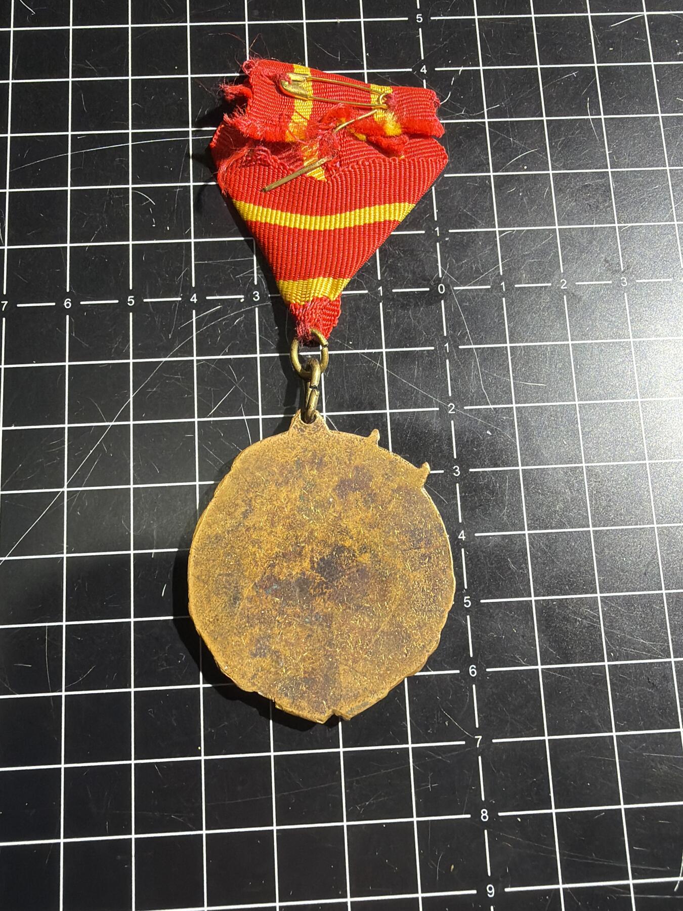 古冰库章牌勋赏收藏0起拍卖 中苏友谊徽章 上挂与星后配珐琅有伤