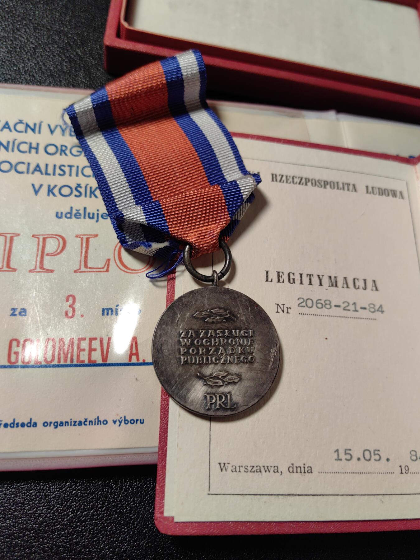 靖甫拍卖新拍第一场 保加利亚人的波兰维护社会秩序奖章 捷克斯洛伐克体育竞赛奖牌