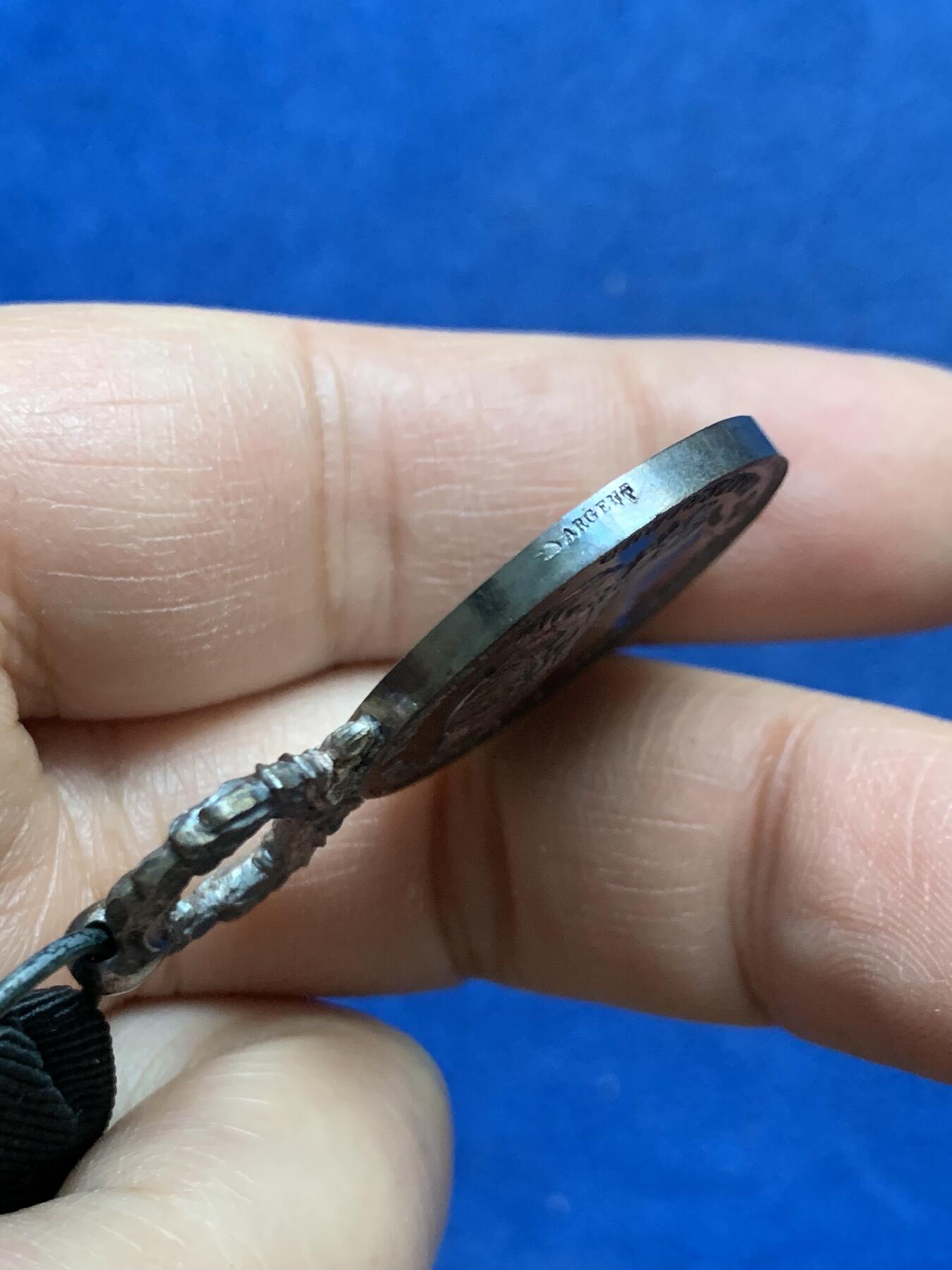 《竞宝斋》第453场 周日，周一 2场连拍 （全场包邮，欢迎送拍） 法兰西互助协会银质荣誉奖章 保存极好 总重约17.4克 丰饶角银标 带原盒