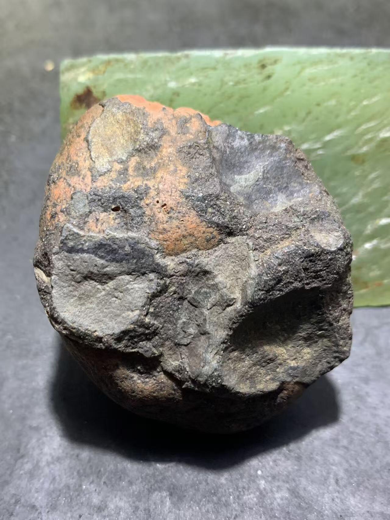 精美黑红皮开窗料南红玛瑙原石一颗，