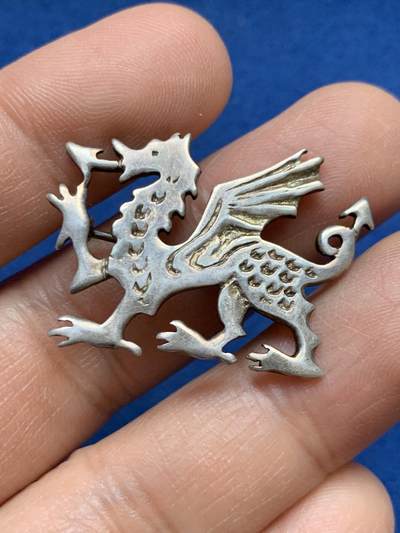 《竞宝斋》第453场 周日，周一 2场连拍 （全场包邮，欢迎送拍） - 红龙威尔士银质胸针 带银标 5.2克 长度最长处32.5mm 最宽处24.2mm