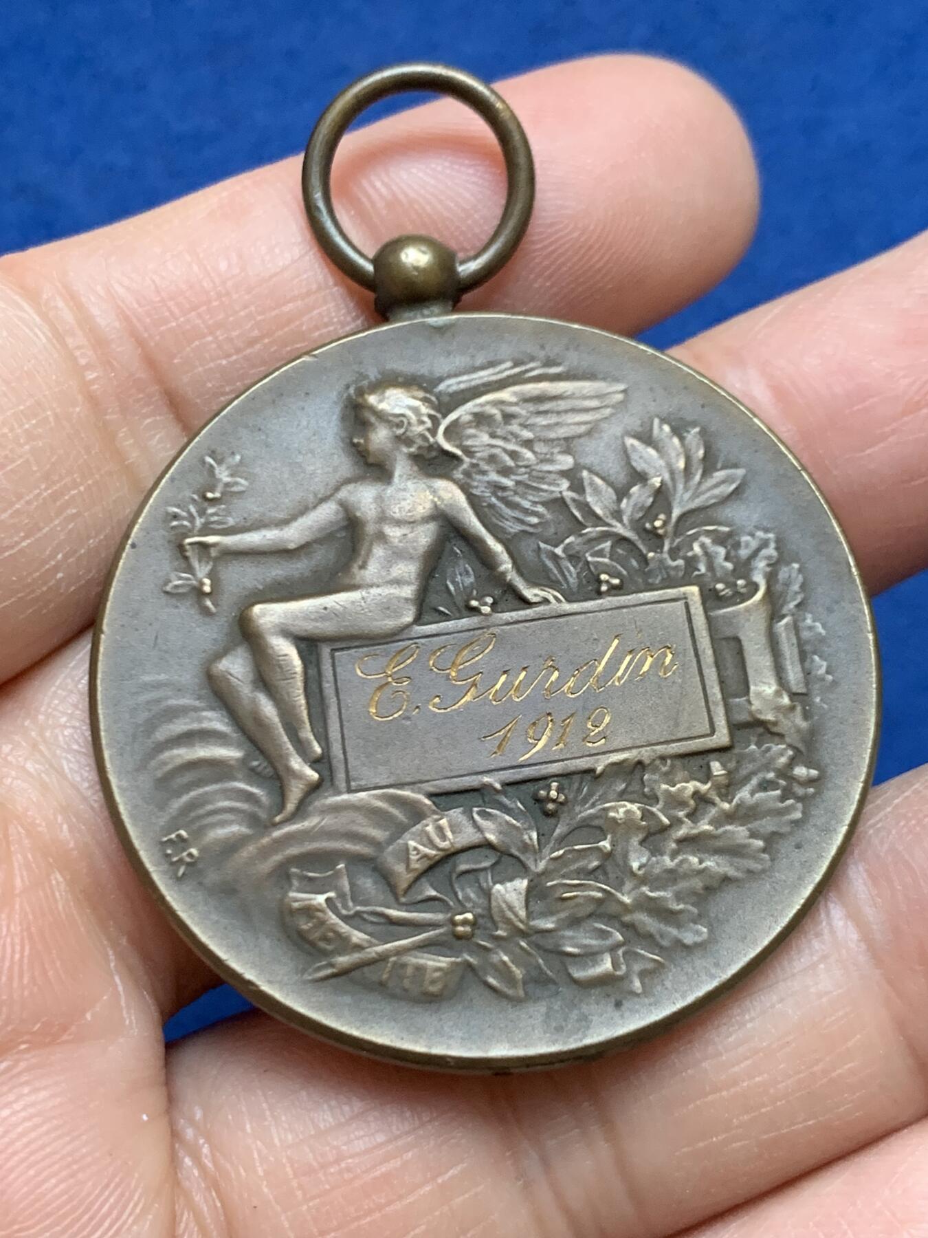 《竞宝斋》第453场 周日，周一 2场连拍 （全场包邮，欢迎送拍） 1912年玛丽安娜女神爱国荣誉勋章 带环重28克 40.5mm