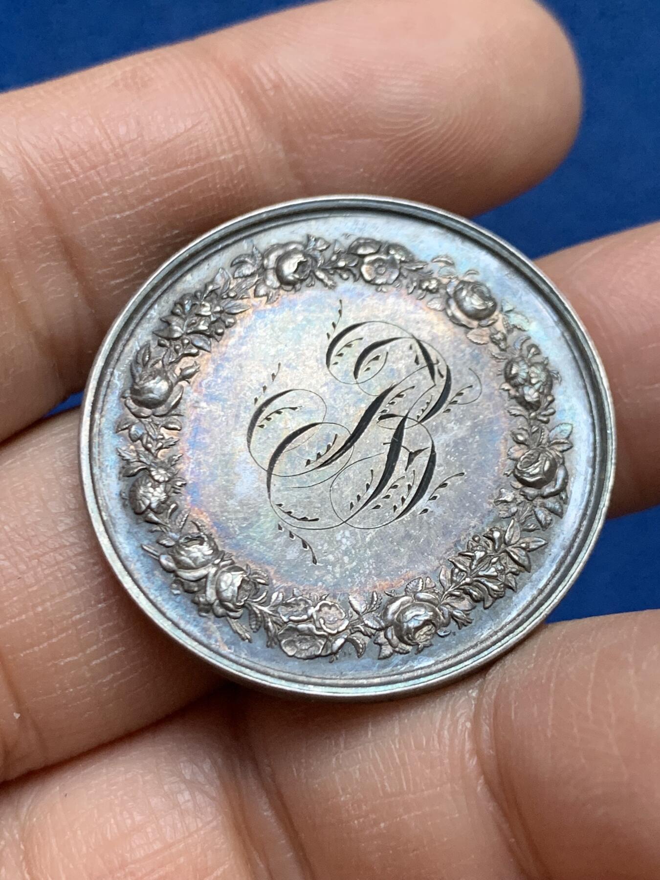 《竞宝斋》第453场 周日，周一 2场连拍 （全场包邮，欢迎送拍） 法国婚姻与爱情纪念银章 1874 蜜蜂银标 13.9克 31.8mm 