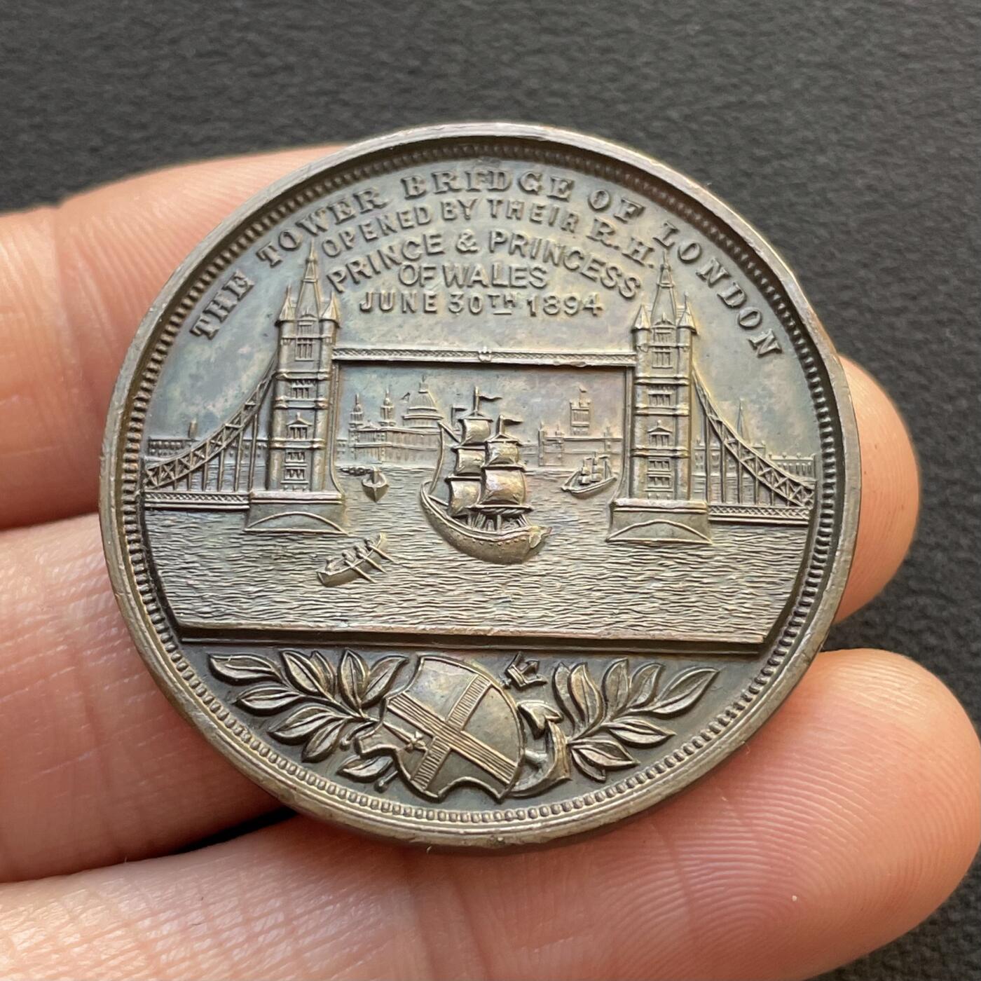 「木头集藏」章牌专场-第65场 1894年爱德华七世与王妃亚历山德拉为伦敦塔桥主持落成仪式纪念铜章，直径：35 mm，章面浮雕还原了泰晤士河上的塔桥全貌。