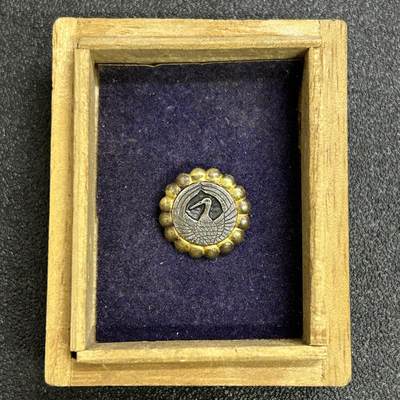 西秦中古拍卖第七十一期 - 日本昭和时代 创价学会财务部员徽章 带原盒 银制带银标 重2.9克