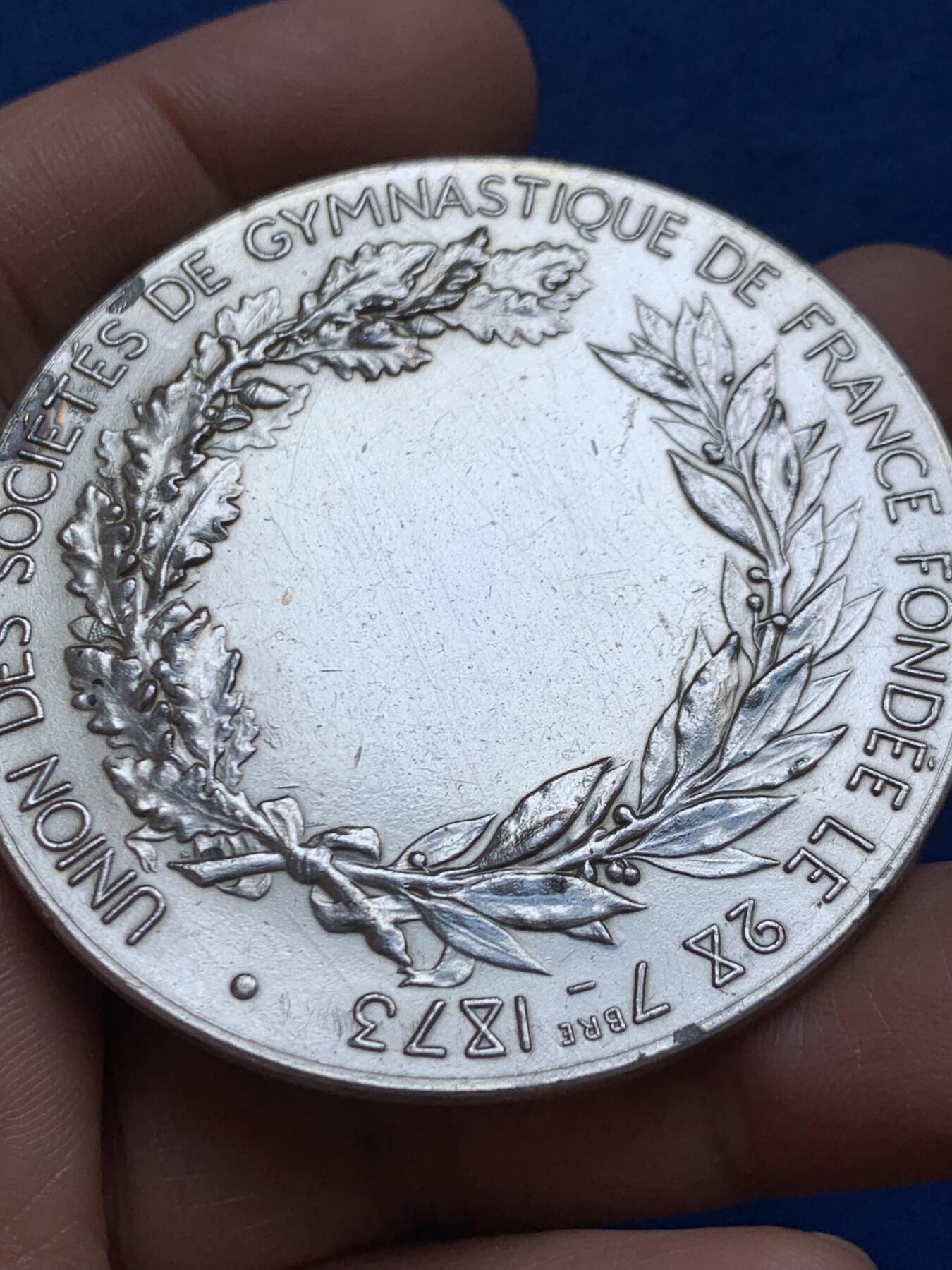 《竞宝斋》第453场 周日，周一 2场连拍 （全场包邮，欢迎送拍） 名家名作 法国体操协会联合会纪念大银章 81.55克 58.4mm 丰饶角银标