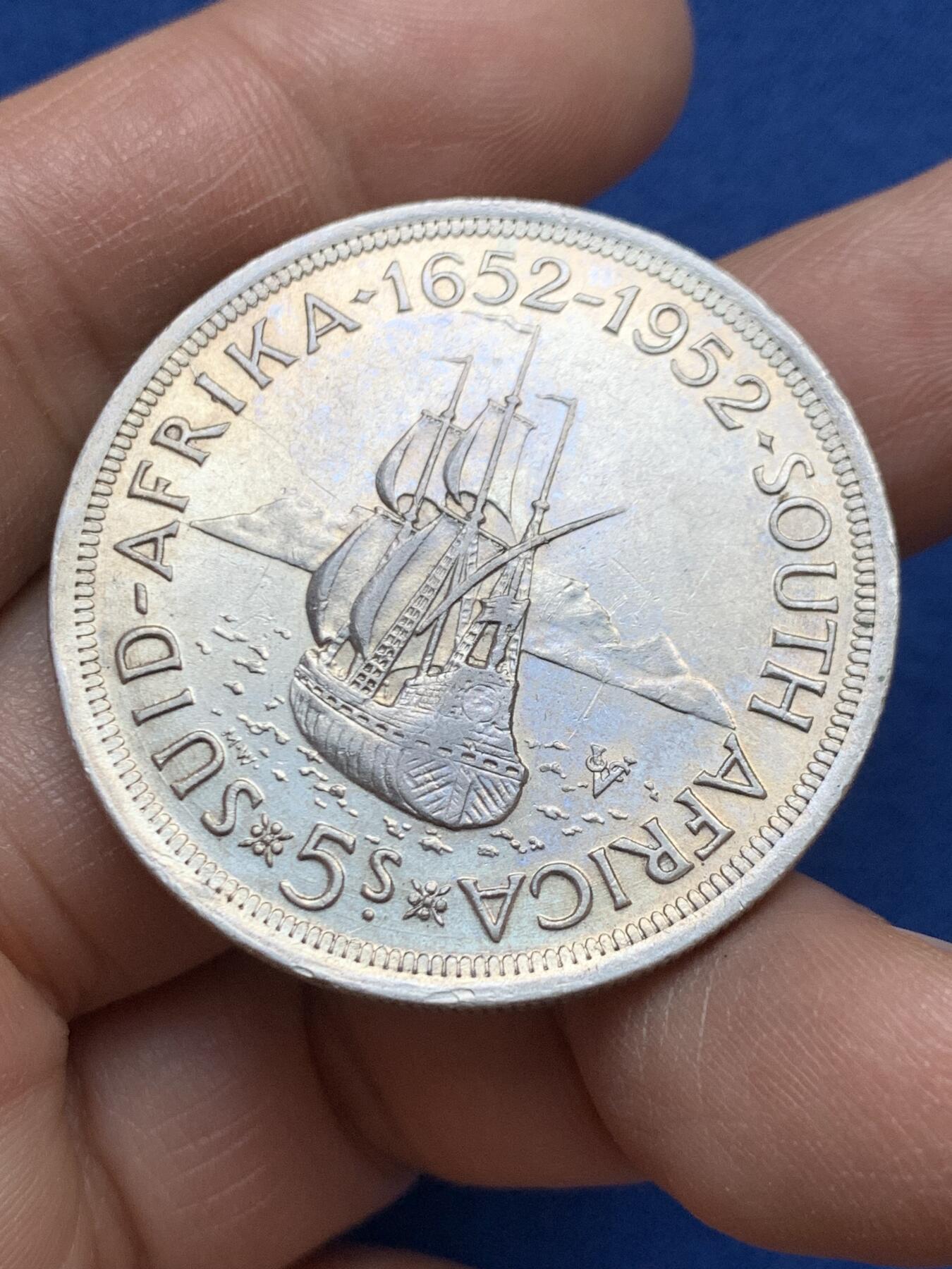 《竞宝斋》第453场 周日，周一 2场连拍 （全场包邮，欢迎送拍） 南非1952年发现开普敦300周年5先令银币 带光好品