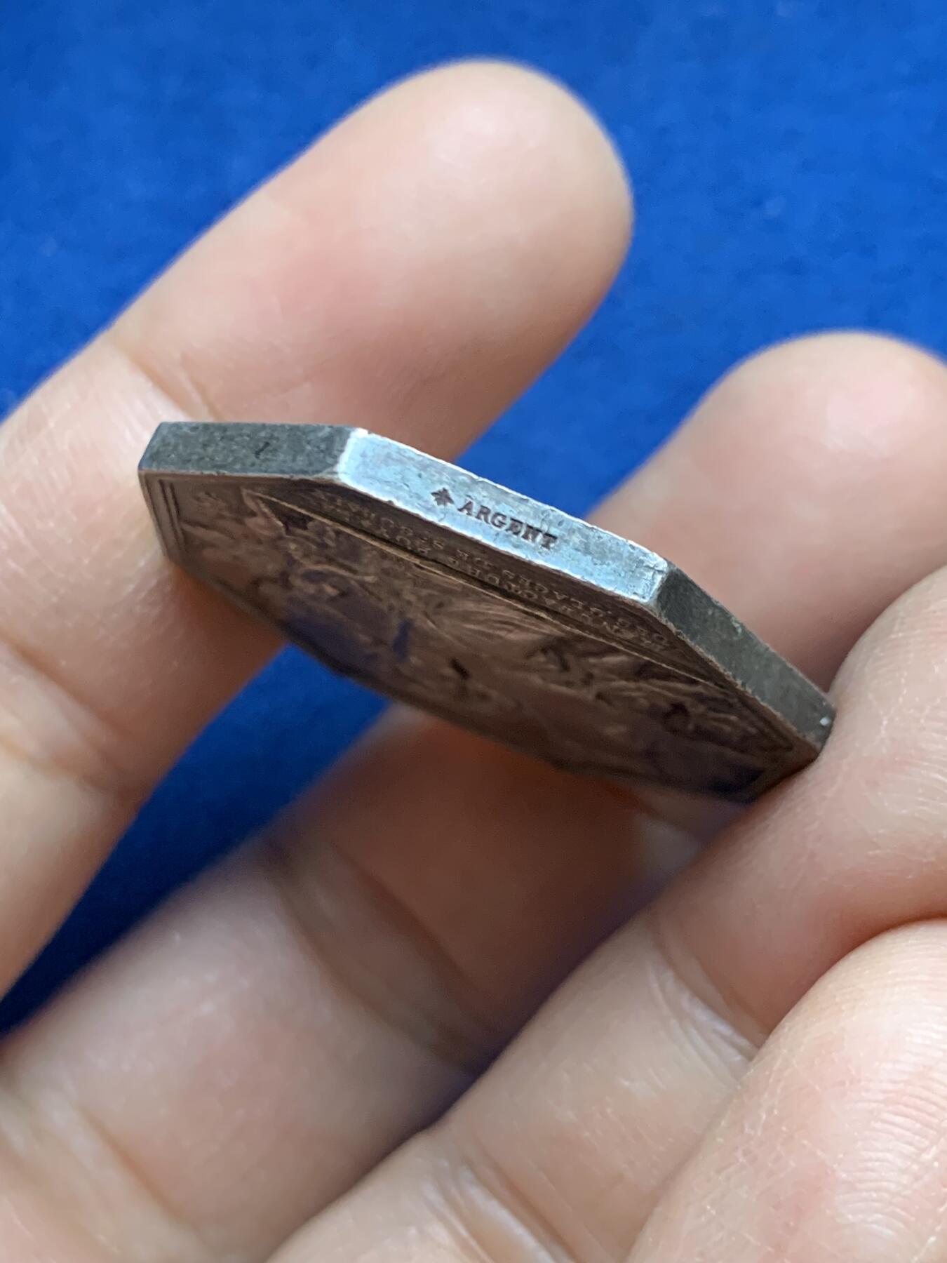 《竞宝斋》第453场 周日，周一 2场连拍 （全场包邮，欢迎送拍） 法国圣班戈公司镜前维纳斯八角银质代币，32.2MM，19.75克，蜜蜂边铭