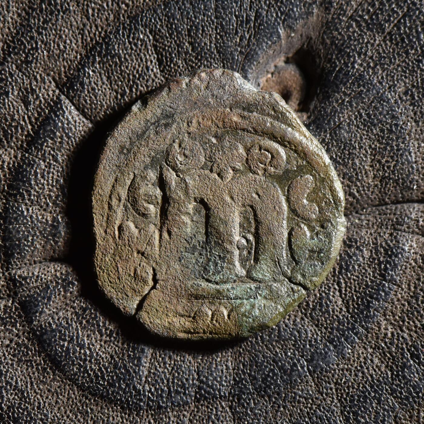 【良泉】第45期【直播场】1月15日晚19.30点开拍！ 208组，西方古代钱币、丝路古珠杂项专场 【藏家出品A】伍麦叶王朝，阿拉伯人模仿拜占庭希拉克略铜币，打制于公元670-690年，3.16克