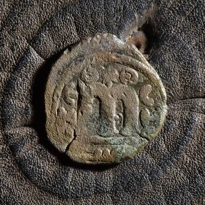 【良泉】第45期【直播场】1月15日晚19.30点开拍！ 208组，西方古代钱币、丝路古珠杂项专场 - 【藏家出品A】伍麦叶王朝，阿拉伯人模仿拜占庭希拉克略铜币，打制于公元670-690年，3.16克