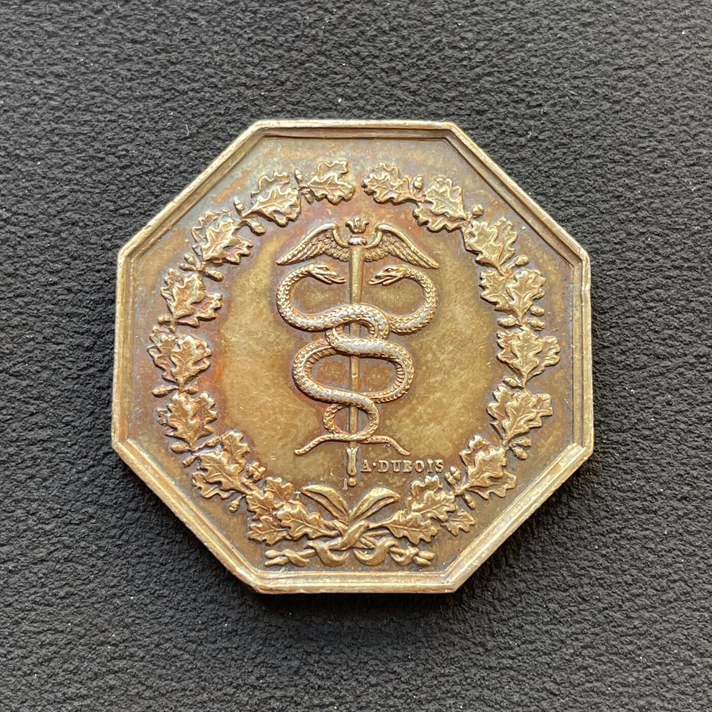 「木头集藏」章牌专场-第65场 法国克莱蒙费朗商业柜台八角镀金银章，直径：30.8 mm，11.7 g，边铭：蜜蜂 ARGENT （1860-1879），少见镀金八角，品相很不错。