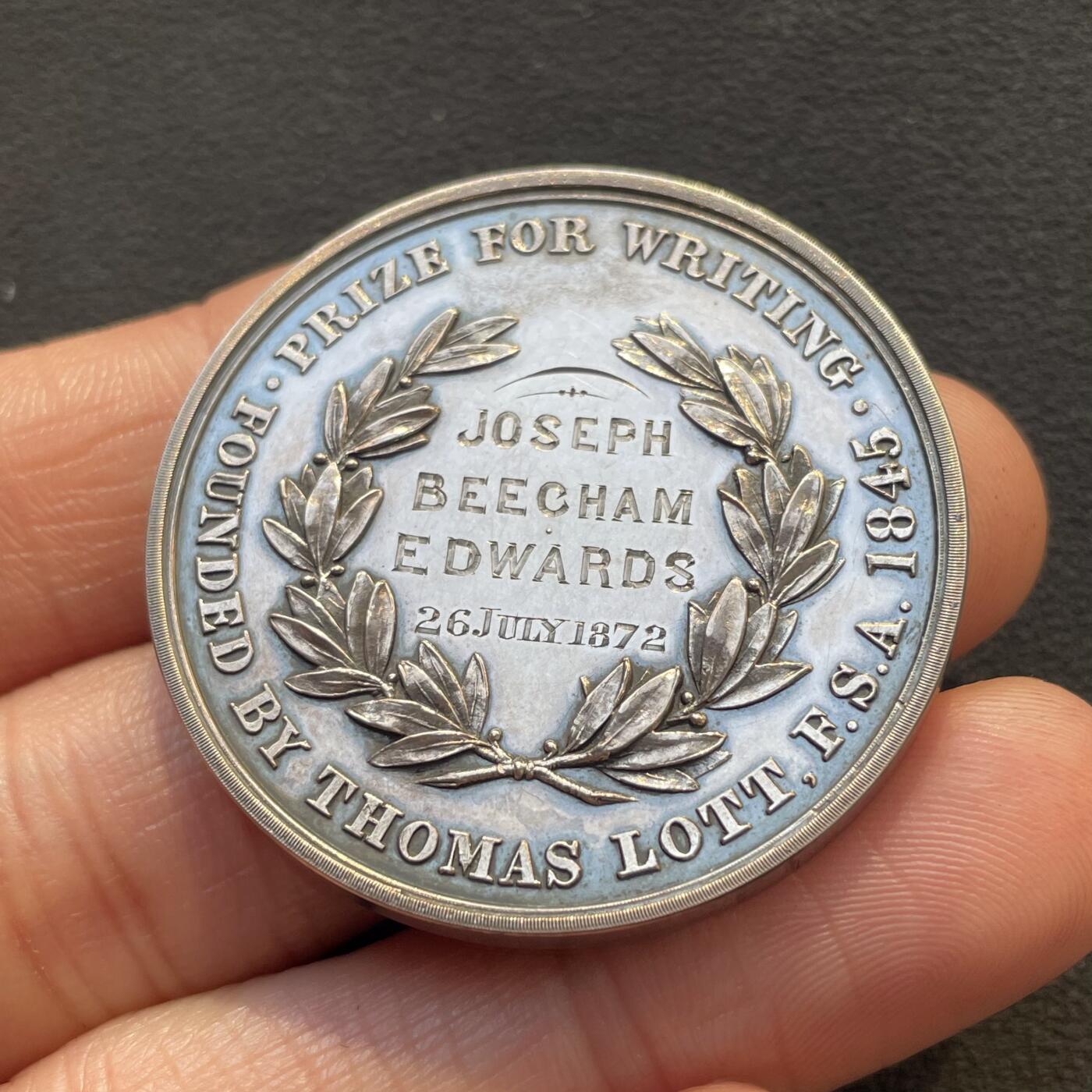 「木头集藏」章牌专场-第65场 1872年英国伦敦城市学院书法竞赛银奖章，直径：38.4 mm，30.3 g，少见银章，品相不错。