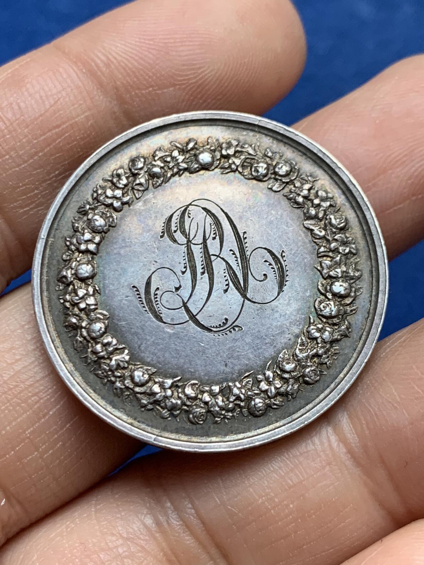 《竞宝斋》第453场 周日，周一 2场连拍 （全场包邮，欢迎送拍） 法国婚姻与爱情纪念银章 1854 手指银标 16.05克 33.2mm