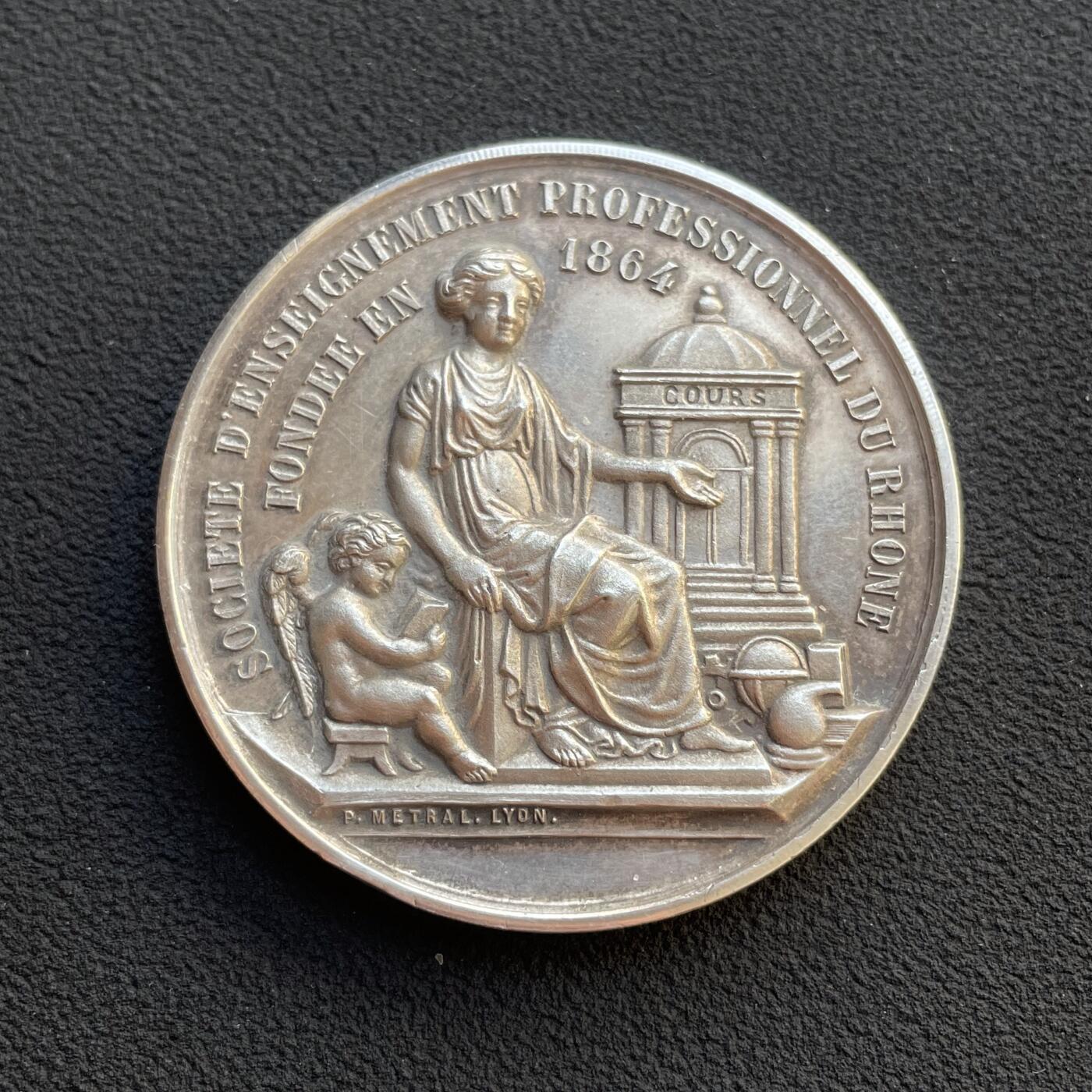 「木头集藏」章牌专场-第65场 1899年法国罗讷省职业教育协会银章，直径：41.3 mm，37.2g，边铭：丰饶角 AEGENT，少见银章，高浮雕刻画，品相不错。