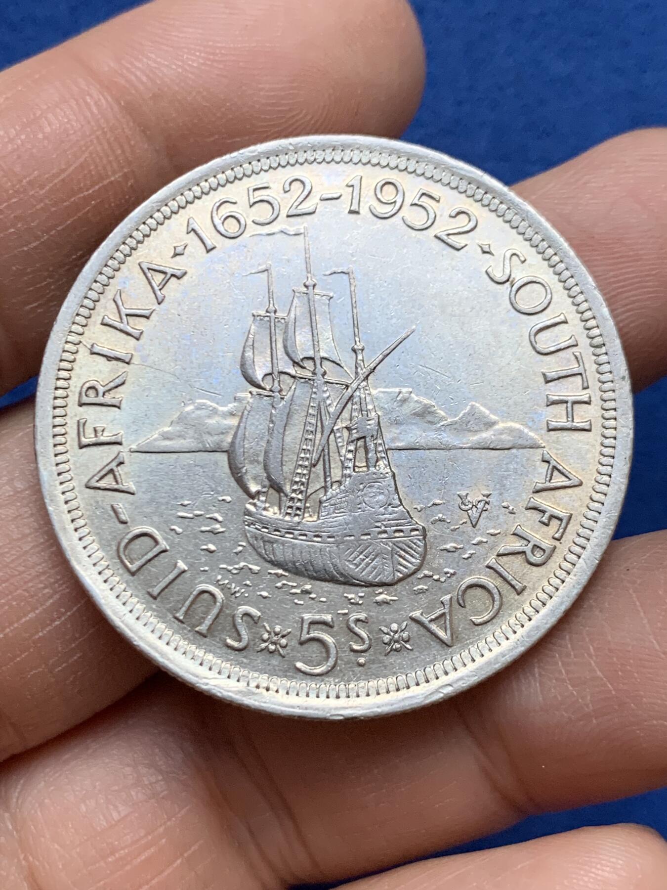 《竞宝斋》第453场 周日，周一 2场连拍 （全场包邮，欢迎送拍） 南非1952年发现开普敦300周年5先令银币 带光好品