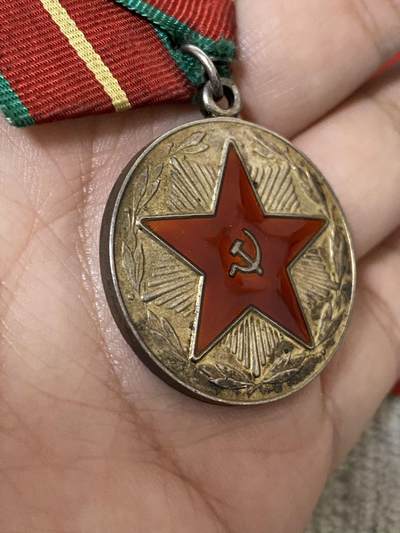 苏联勋章奖章1月5日晚上九点结束在麦稀奇 找不到的加我qq或者微信都是184277308备注苏章拍卖。最好加微信群每次都会通知还有提前可以一口价的 最近会持续拍卖一些东西。 苏联圆满服役 20年 奖章 带证件 带铝挂24克 应该是银质的