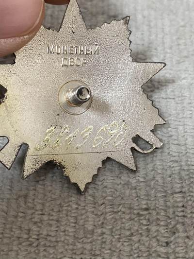 苏联勋章奖章1月5日晚上九点结束在麦稀奇 找不到的加我qq或者微信都是184277308备注苏章拍卖。最好加微信群每次都会通知还有提前可以一口价的 最近会持续拍卖一些东西。 苏联85版二级为国勋章 3813690  珐琅无磕碰 品相很好 挺特别的 刻号比较大 有下划线 比较少见