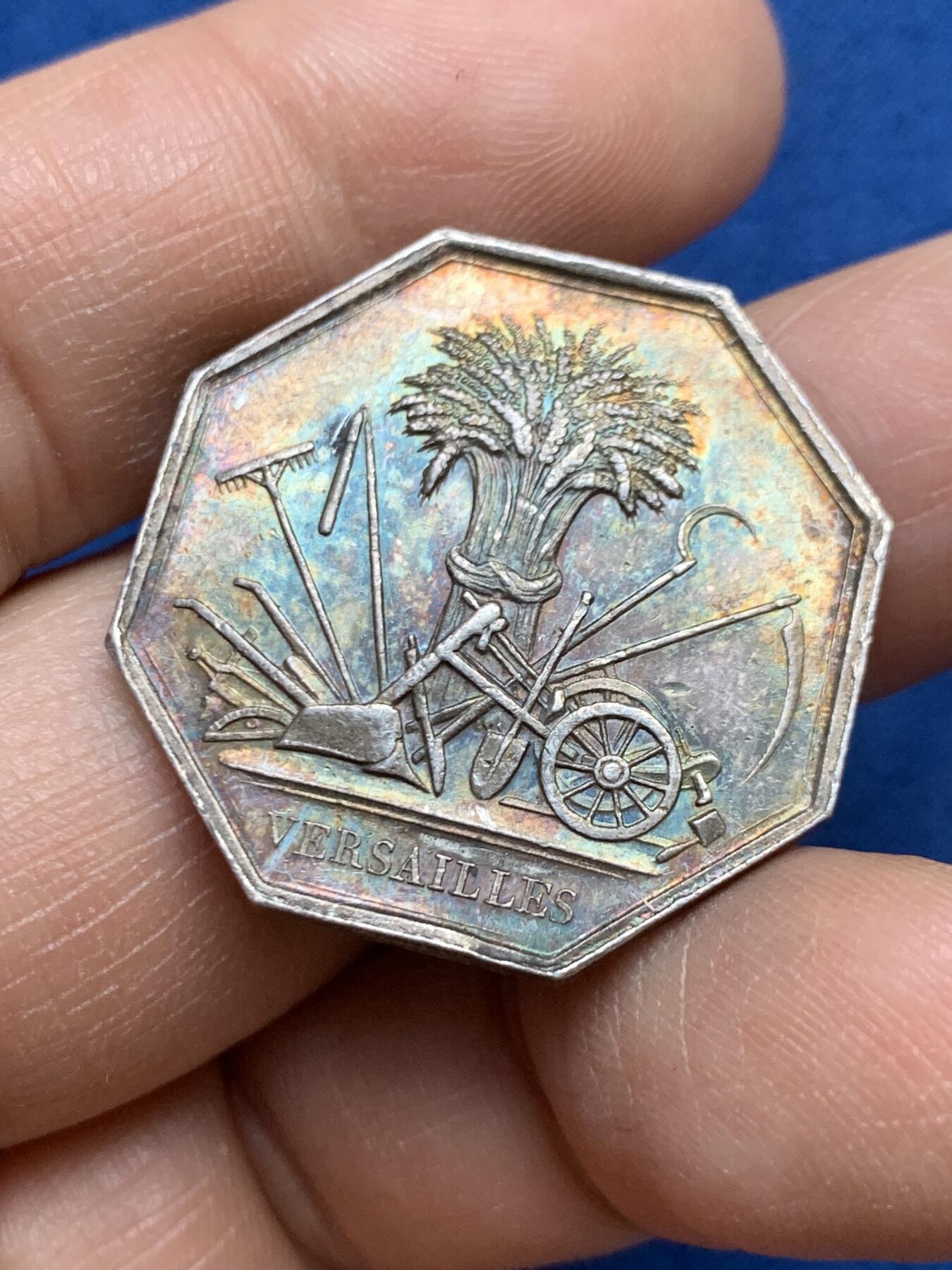 《竞宝斋》第453场 周日，周一 2场连拍 （全场包邮，欢迎送拍） 法国凡尔赛皇家农业、园艺、渔业和狩猎公司八角银质代币，11.67g，29mm，蜜蜂银标。