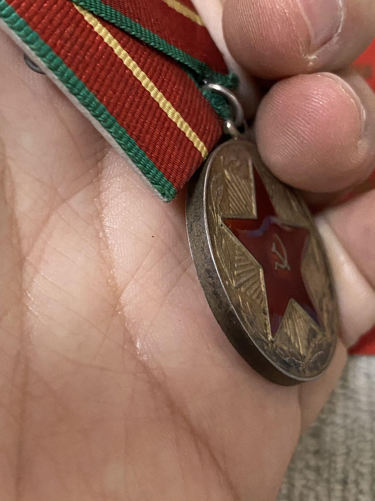 苏联勋章奖章1月5日晚上九点结束在麦稀奇 找不到的加我qq或者微信都是184277308备注苏章拍卖。最好加微信群每次都会通知还有提前可以一口价的 最近会持续拍卖一些东西。 苏联圆满服役 20年 奖章 带证件 带铝挂24克 应该是银质的