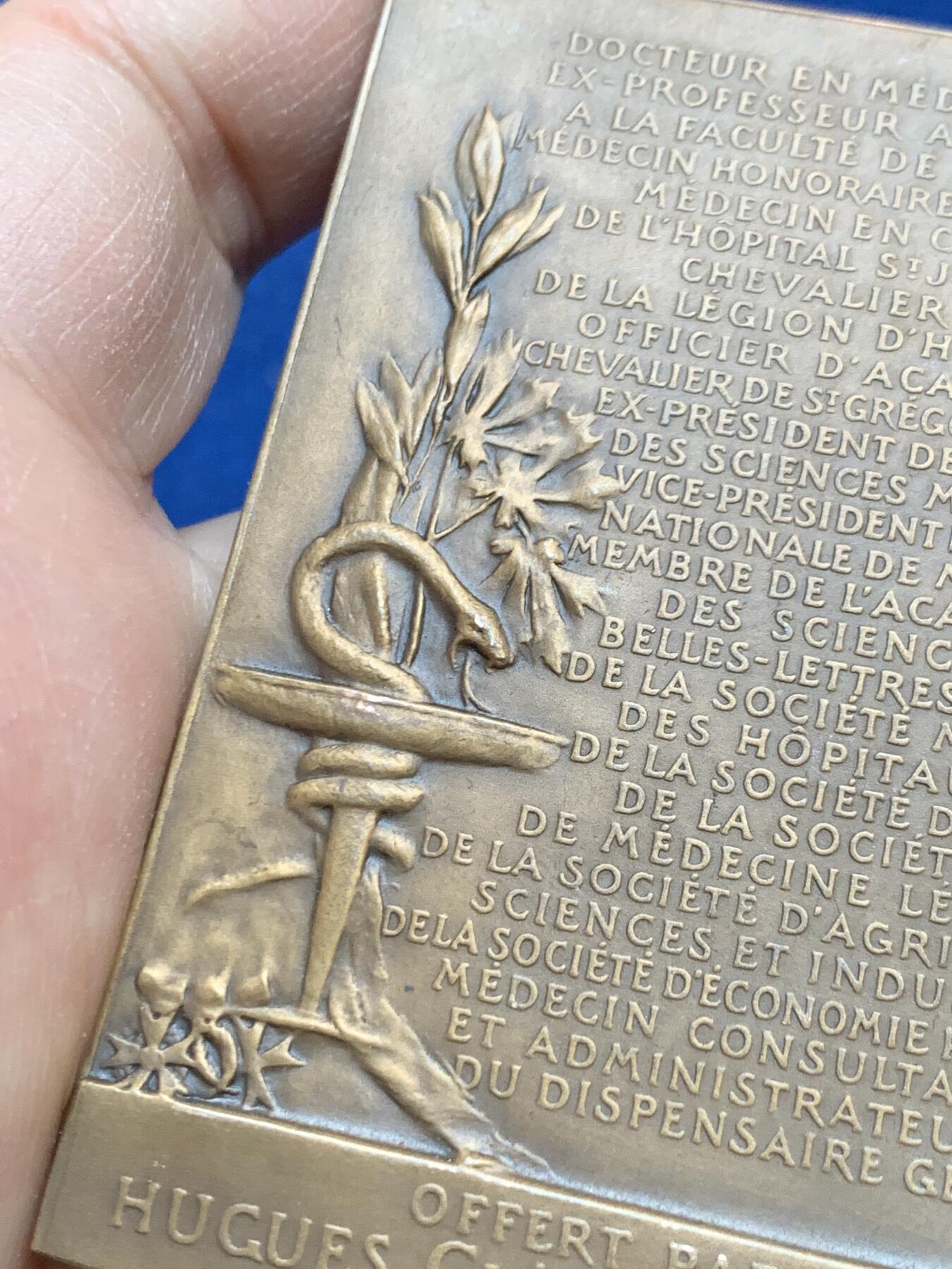 《竞宝斋》第453场 周日，周一 2场连拍 （全场包邮，欢迎送拍） 1907年法国医生里昂喉科医学的重要代表之一Étienne Clément纪念大铜章 方章 与让·加雷尔（Jean Garel）共同推动了喉科学在里昂的系统化发展 121.9克 50*72mm 丰饶角铜标