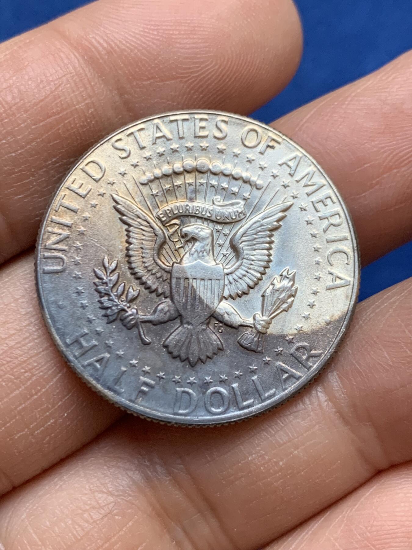 《竞宝斋》第453场 周日，周一 2场连拍 （全场包邮，欢迎送拍） 美国1969年肯尼迪半美元，unc状态，背环彩