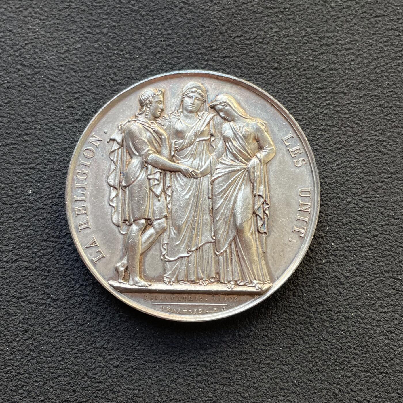 「木头集藏」章牌专场-第65场 1822年法国婚礼纪念银章，直径：36 mm，22.6 g，1832年前无边铭版本，早期高浮雕，很精致。刻字已204年！