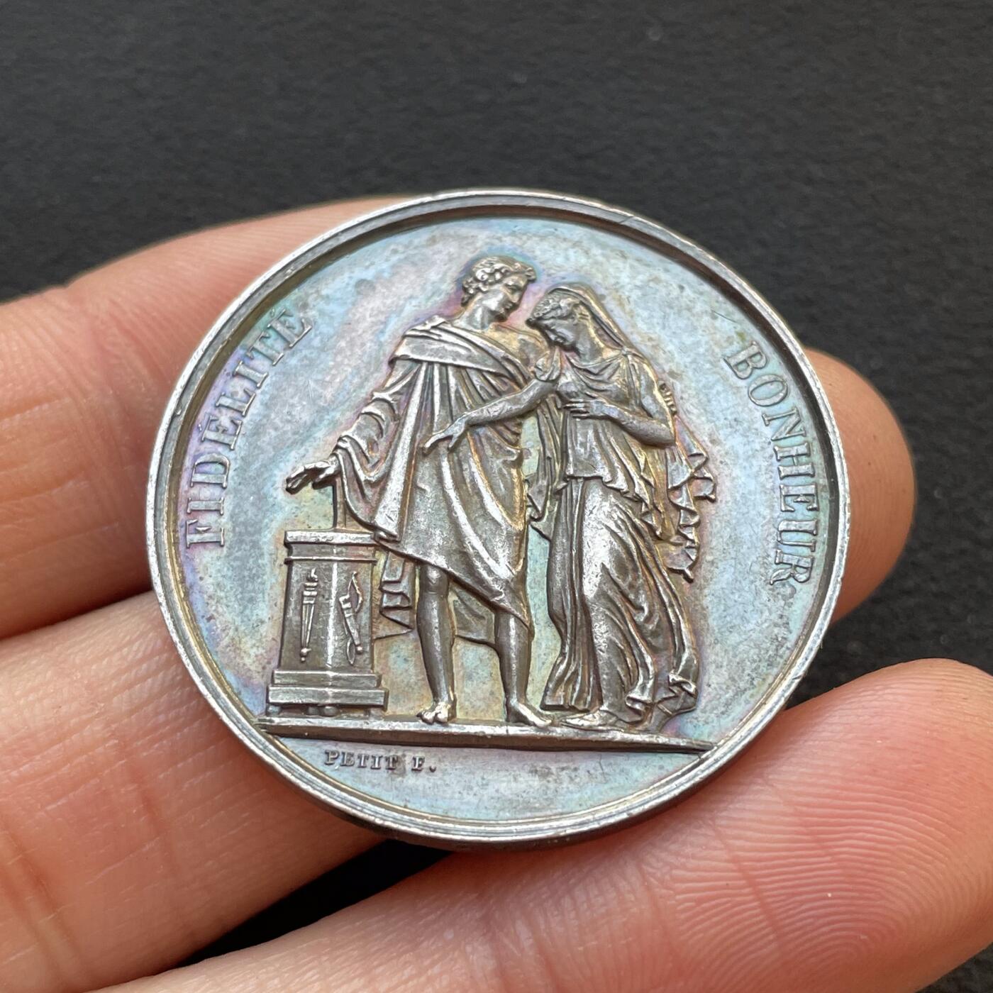 「木头集藏」章牌专场-第65场 1857年法国婚礼纪念银章，直径：33.5 mm，16 g，边铭：手指 ARGENT （1845-1860）。