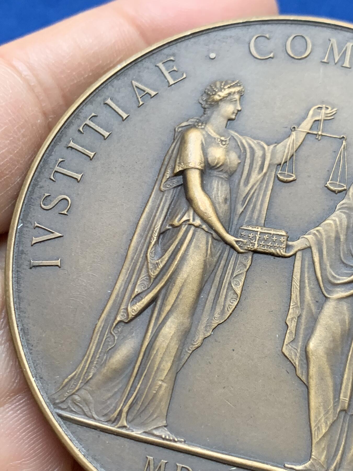 《竞宝斋》第453场 周日，周一 2场连拍 （全场包邮，欢迎送拍） 1905年法国存款与信托投资局纪念大铜章 137.2克 68.2mm 丰饶角铜标 少见