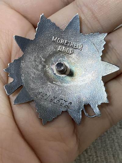 苏联勋章奖章1月5日晚上九点结束在麦稀奇 找不到的加我qq或者微信都是184277308备注苏章拍卖。最好加微信群每次都会通知还有提前可以一口价的 最近会持续拍卖一些东西。 苏联85版二级为国勋章2417572 珐琅无磕碰 品相很好 珐琅非常漂亮