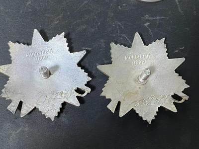 苏联勋章奖章1月5日晚上九点结束在麦稀奇 找不到的加我qq或者微信都是184277308备注苏章拍卖。最好加微信群每次都会通知还有提前可以一口价的 最近会持续拍卖一些东西。 苏联85版二级为国勋章两个连号 珐琅好品 无磕碰 镀层也可以 6382378 6382377 都是非常后期带下划线的版本 相对比较少