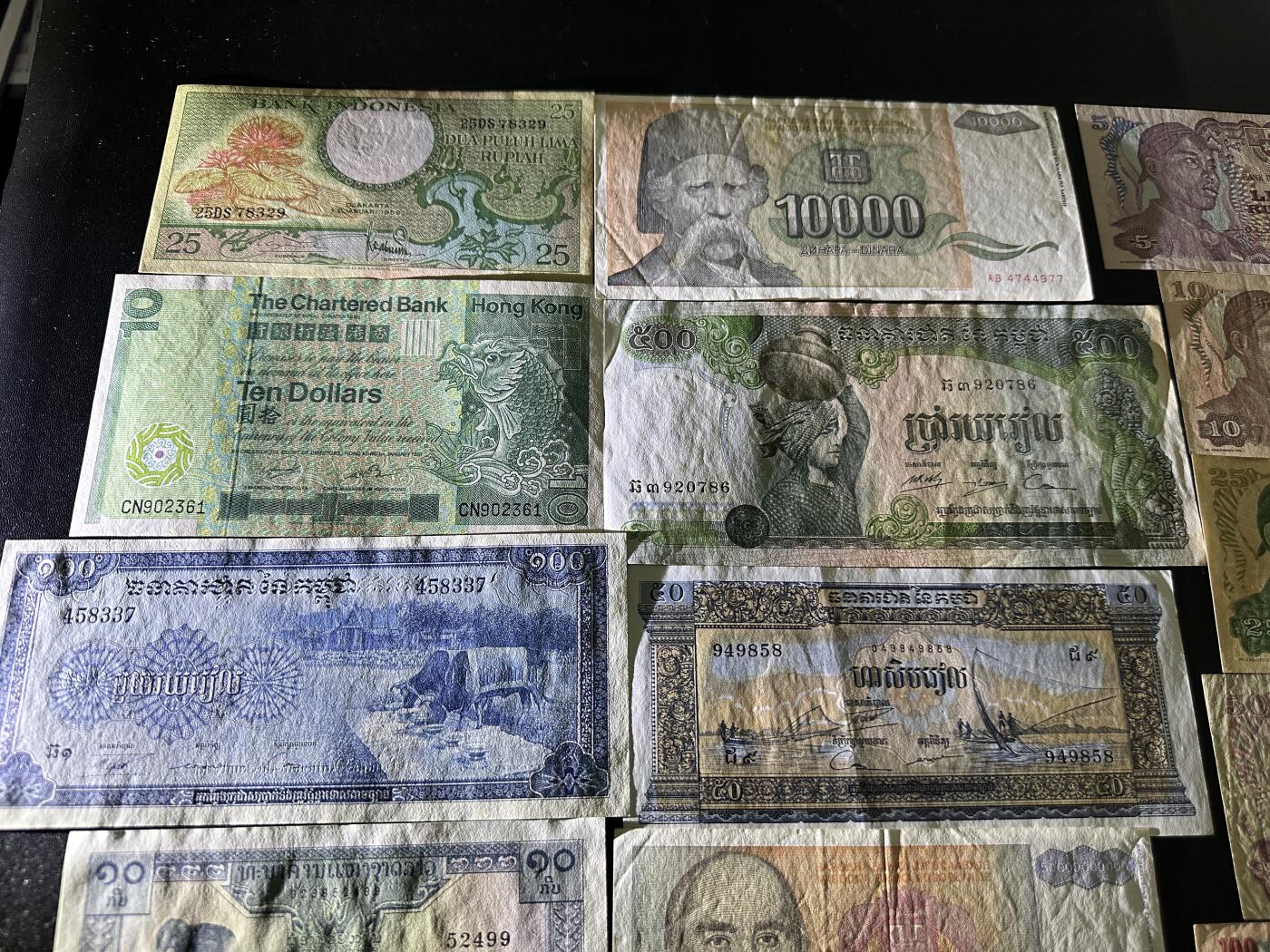 《外钞收藏家》第五百九十八期（2026年新年第一场）（本平台长期征集拍品、欢迎藏友们联系合作） 印尼、港币、老挝等纸币13张一起 非全新 品相如图