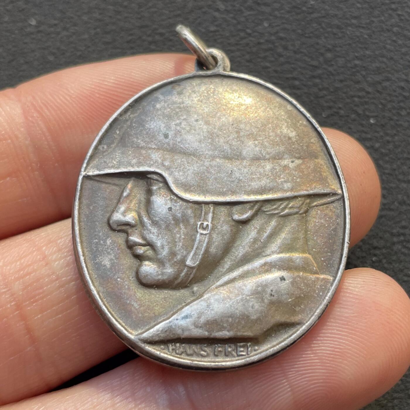 「木头集藏」章牌专场-第65场 1918年瑞士致谢一战士兵及军属纪念银章，尺寸：37×30 mm，14.2 g。