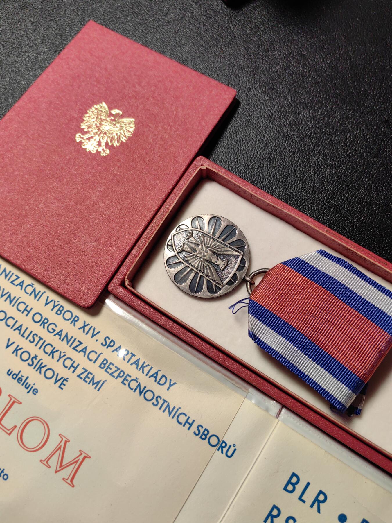 靖甫拍卖新拍第一场 保加利亚人的波兰维护社会秩序奖章 捷克斯洛伐克体育竞赛奖牌