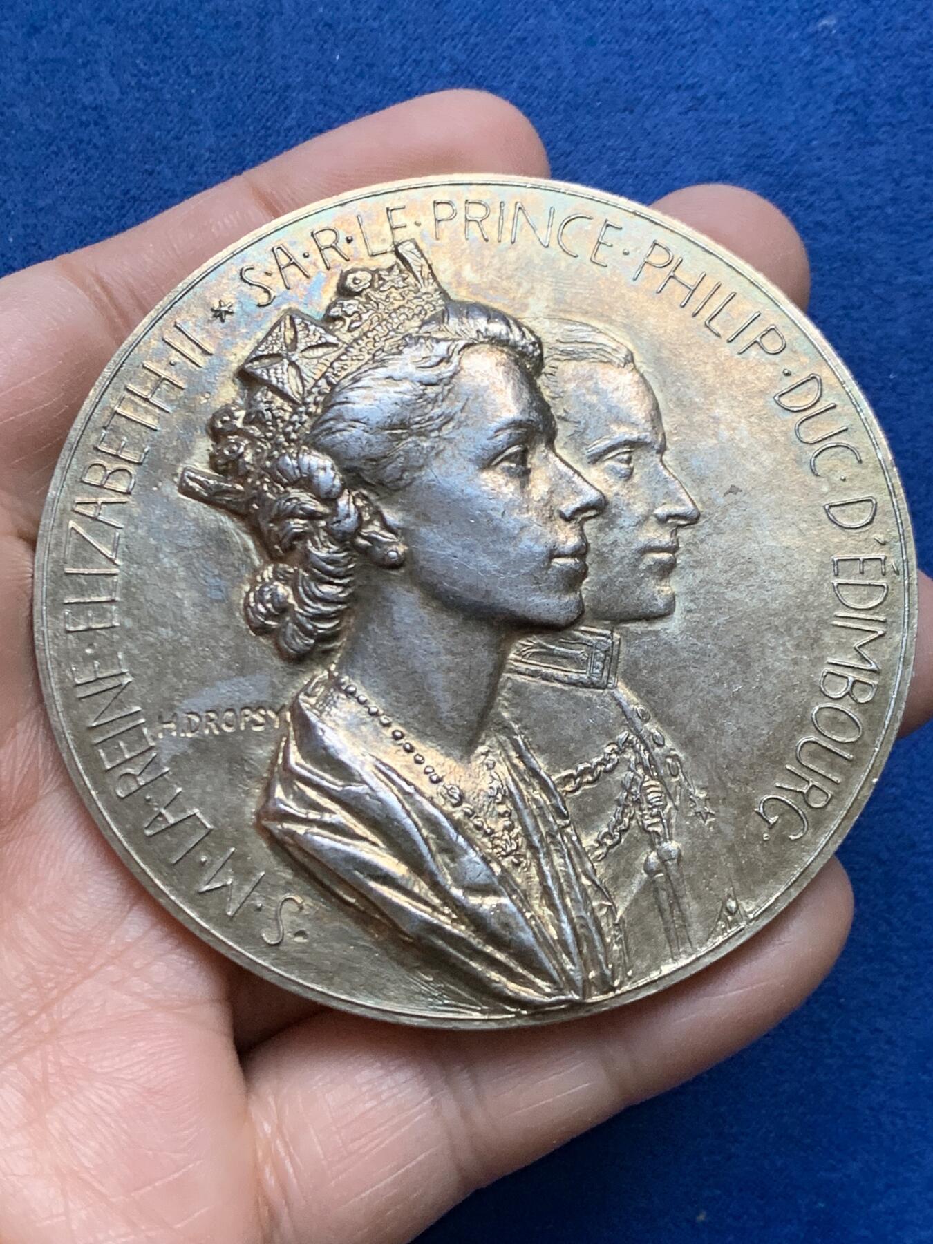 《竞宝斋》第453场 周日，周一 2场连拍 （全场包邮，欢迎送拍） 伊丽莎白二世与菲利普爱丁堡公爵1957年4月访问巴黎纪念大银章 法国时任总统勒内·科蒂先生 重201.9克 71.5mm 丰饶角1银 带盒