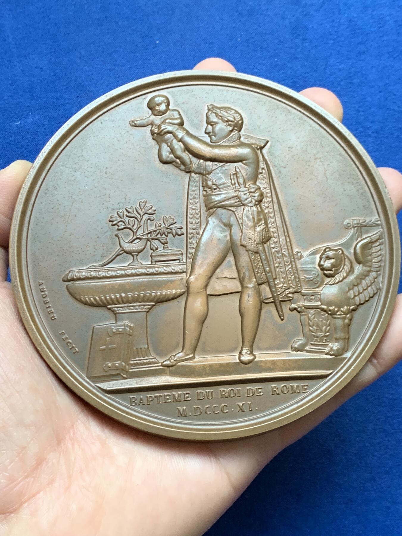 《竞宝斋》第453场 周日，周一 2场连拍 （全场包邮，欢迎送拍） 法国拿破仑罗马王洗礼大铜章，少见超大尺寸版本，直径113mm，重量644.4g，带盒子，细节见图