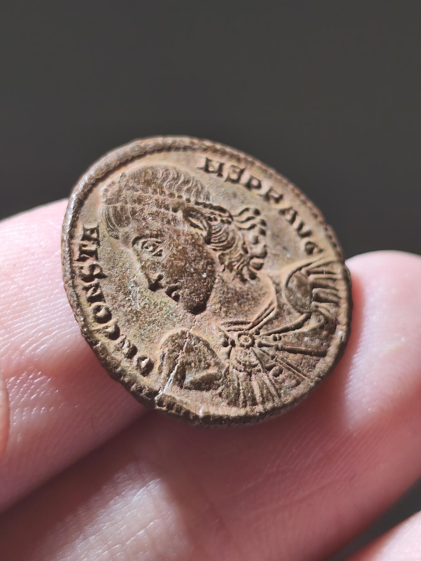 星盘世界钱币2026一月十日新年古典精品大拍 精彩纷呈 典藏极美品! 罗马帝国君士坦斯持球（地球-象征权力）富力铜币 背面战神与爱神？以及大大的麦穗 安条克造币 中东坑口包浆原味 非常有趣且头像非常帅不可多得的好藏