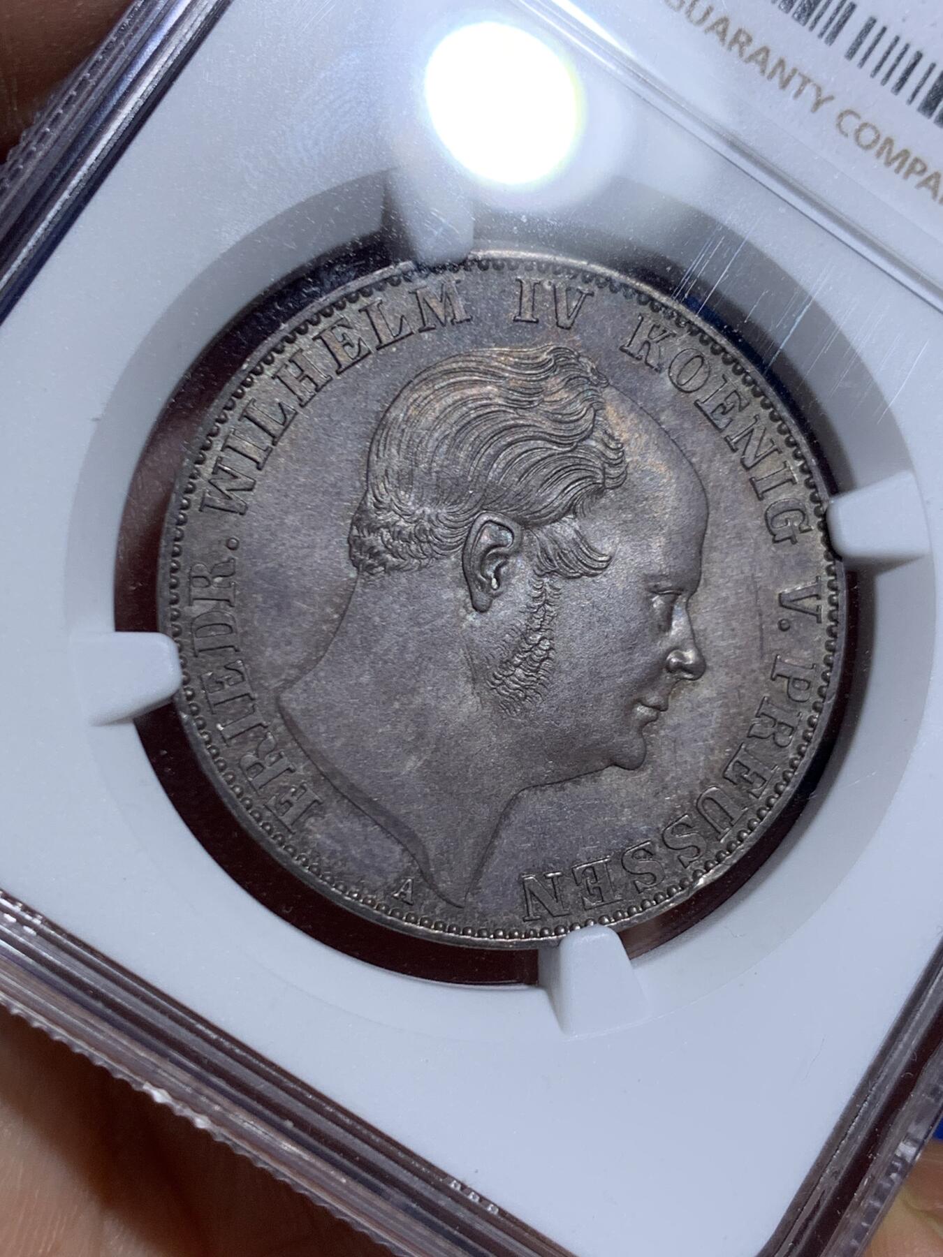 《竞宝斋》第453场 周日，周一 2场连拍 （全场包邮，欢迎送拍） NGC PF64 德国1858年普鲁土威廉四世离冠鹰精制泰勒银币 威廉四世离冠鹰承继之作 阴阳包浆 人像面欧陆酱五彩 鹰面银霜满挂高浮雕 打制锋利 NGC唯一冠军分 实物上手异常惊艳