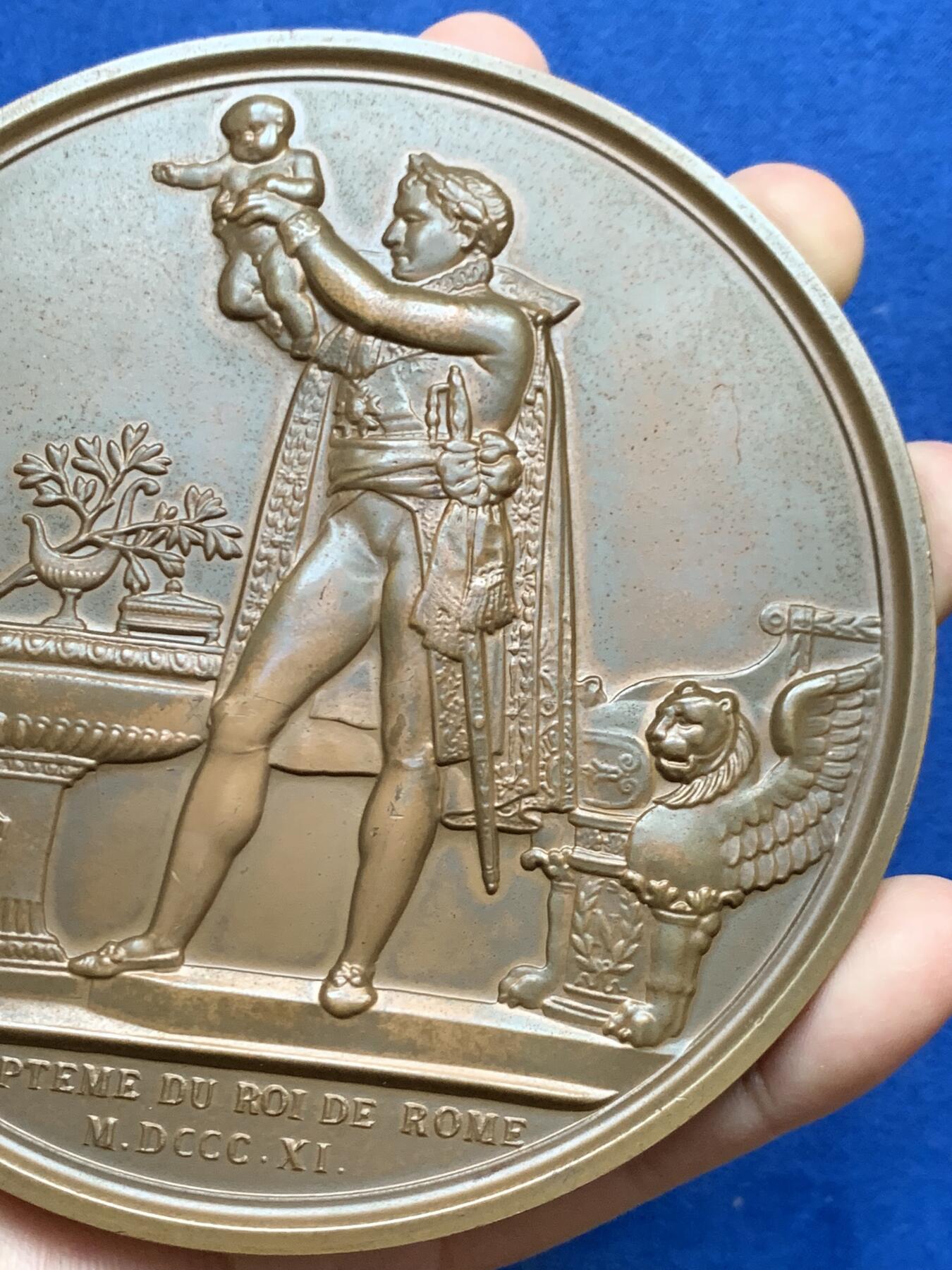 《竞宝斋》第453场 周日，周一 2场连拍 （全场包邮，欢迎送拍） 法国拿破仑罗马王洗礼大铜章，少见超大尺寸版本，直径113mm，重量644.4g，带盒子，细节见图