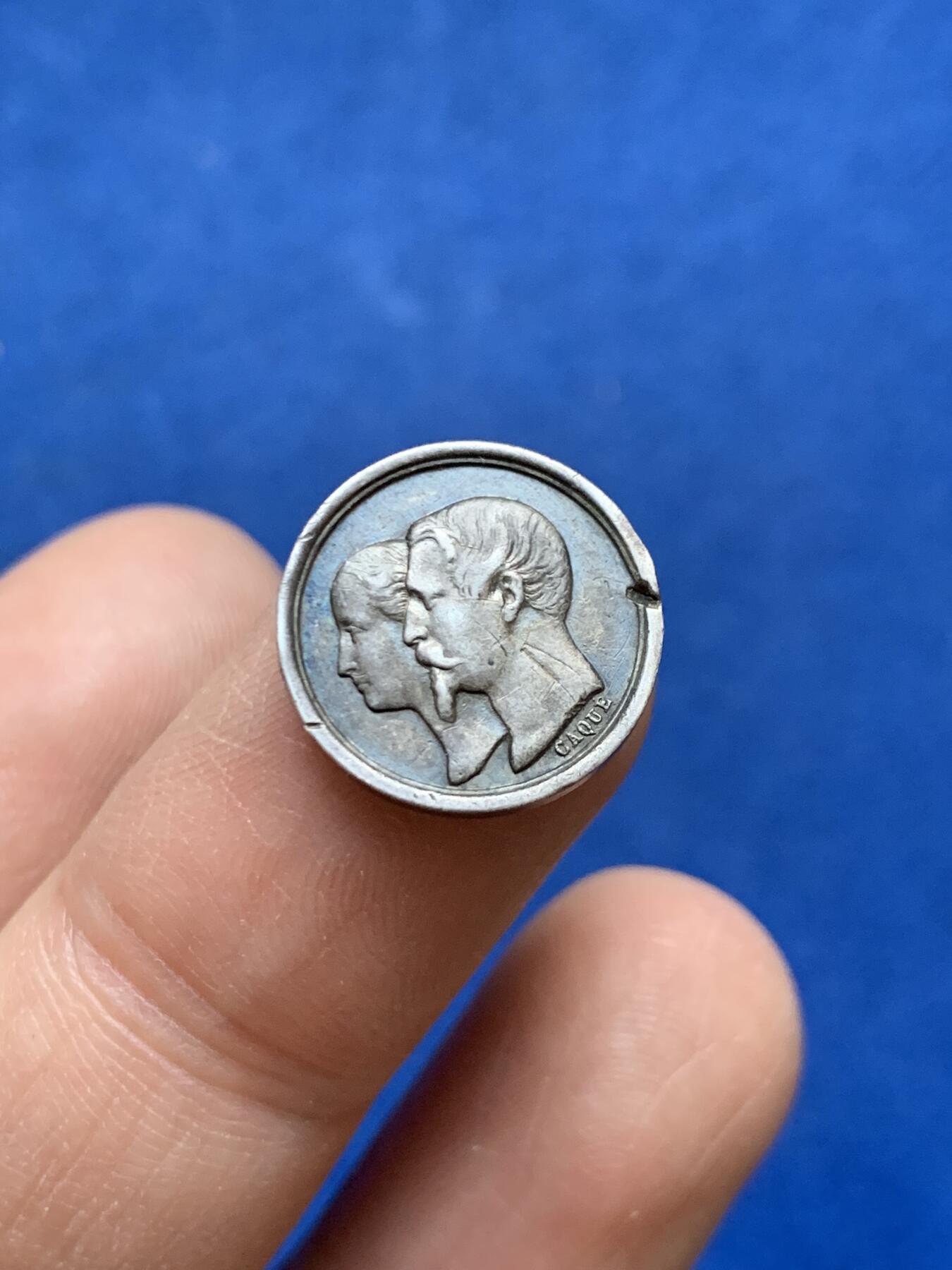 《竞宝斋》第453场 周日，周一 2场连拍 （全场包邮，欢迎送拍） 法国1856年拿破仑四世洗礼纪念银章，正面拿破仑四世，背面拿破仑三世夫妇头像，15.2mm，1.95克，边缘有打磨痕迹，细节见图。