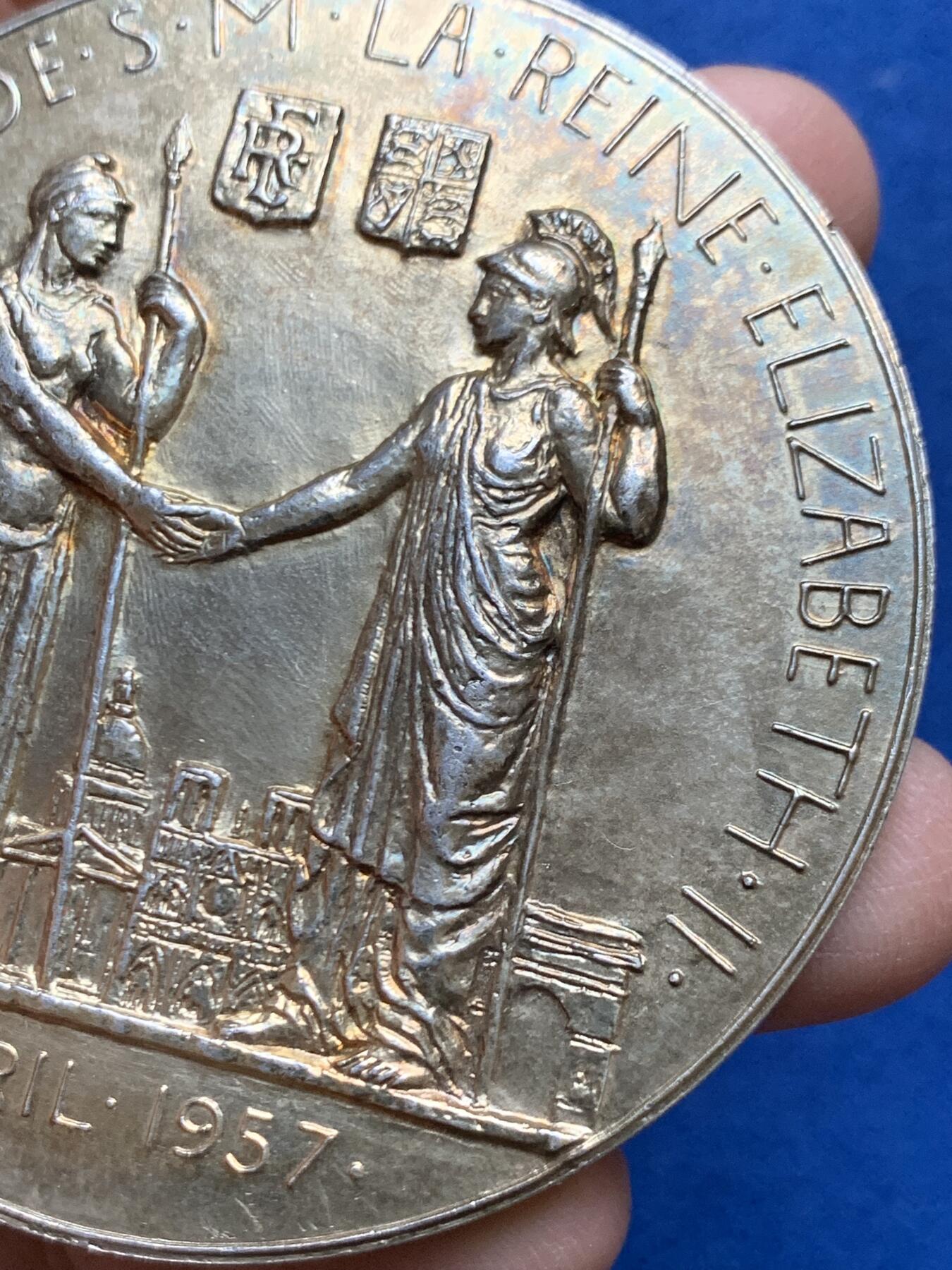 《竞宝斋》第453场 周日，周一 2场连拍 （全场包邮，欢迎送拍） 伊丽莎白二世与菲利普爱丁堡公爵1957年4月访问巴黎纪念大银章 法国时任总统勒内·科蒂先生 重201.9克 71.5mm 丰饶角1银 带盒