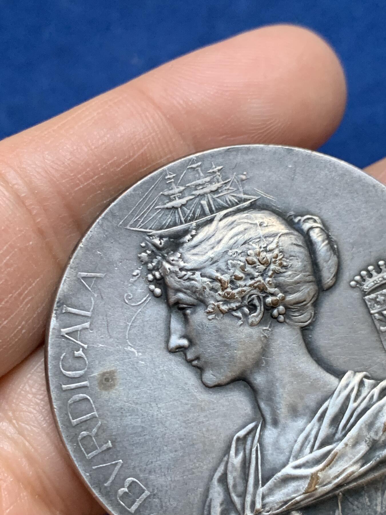 《竞宝斋》第453场 周日，周一 2场连拍 （全场包邮，欢迎送拍） 1895年法国波尔多博览会纪念镀银铜章 41.25克 44mm 丰饶角铜标