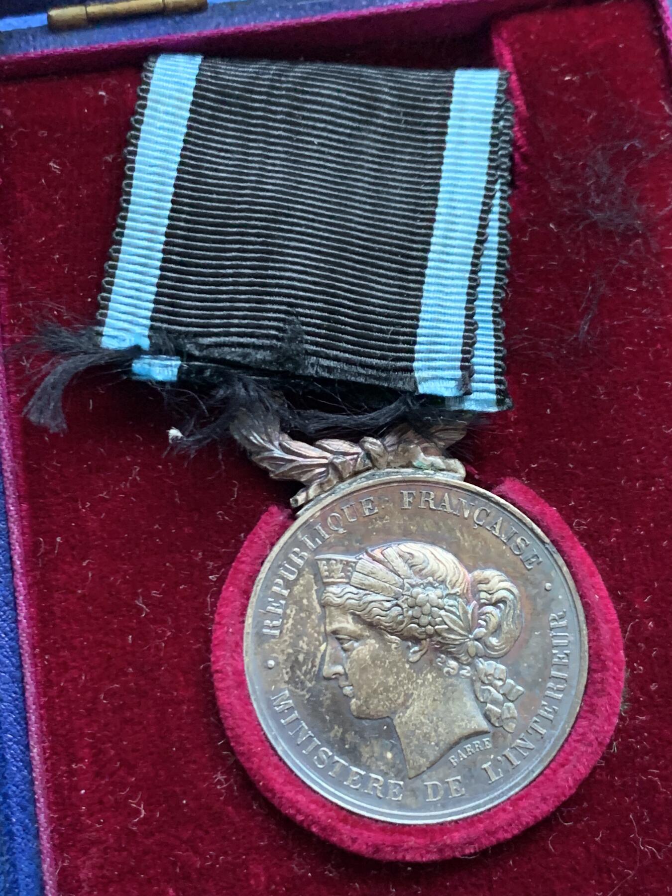 《竞宝斋》第453场 周日，周一 2场连拍 （全场包邮，欢迎送拍） 法兰西互助协会银质荣誉奖章 保存极好 总重约17.4克 丰饶角银标 带原盒