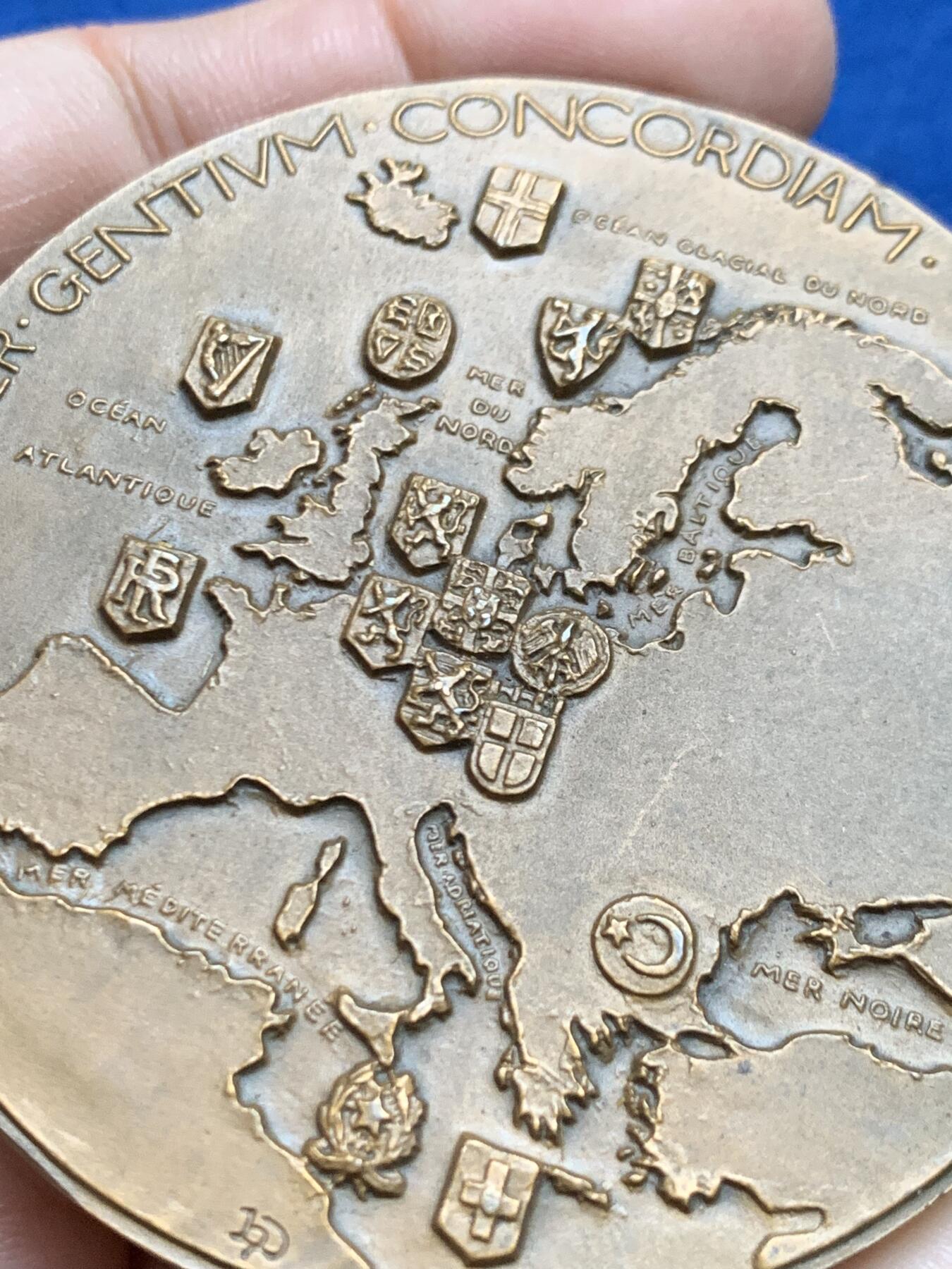 《竞宝斋》第453场 周日，周一 2场连拍 （全场包邮，欢迎送拍） 名家名作 欧洲理事会颁发纪念大铜章 高浮雕 140.4克 66.6mm 丰饶角铜标