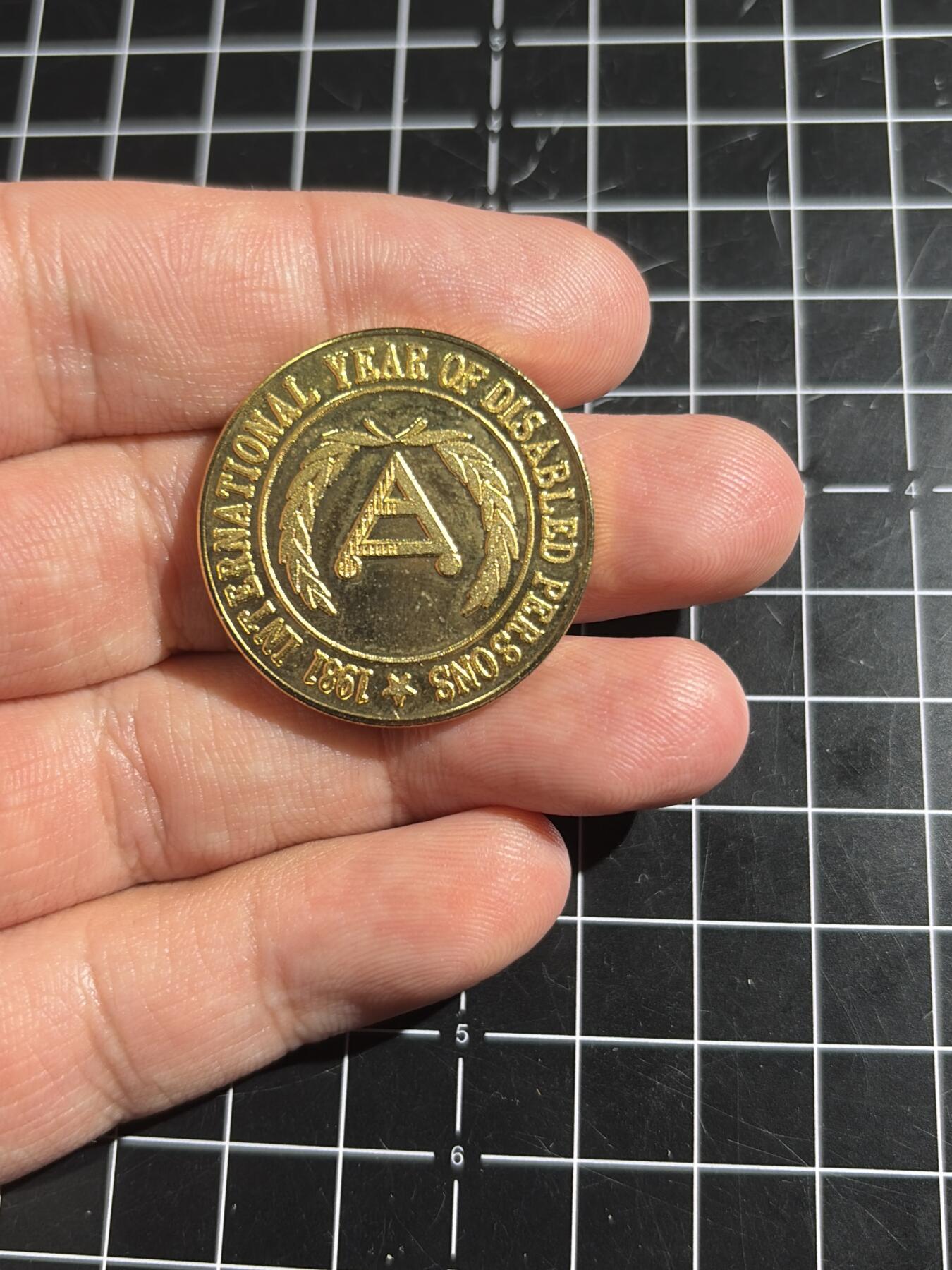 古冰库章牌勋赏收藏0起拍卖 国际残疾人夏季会议纪念章