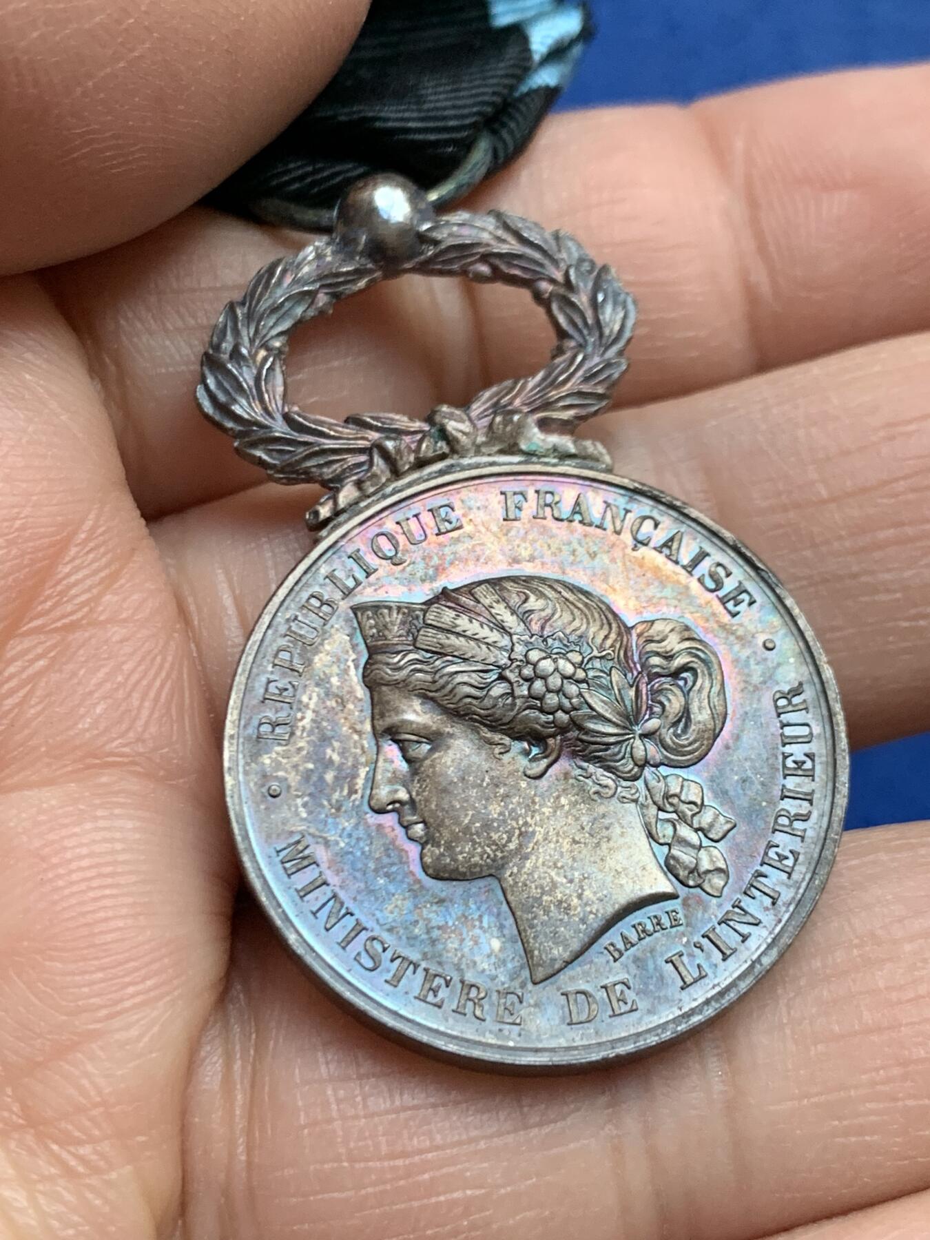 《竞宝斋》第453场 周日，周一 2场连拍 （全场包邮，欢迎送拍） 法兰西互助协会银质荣誉奖章 保存极好 总重约17.4克 丰饶角银标 带原盒