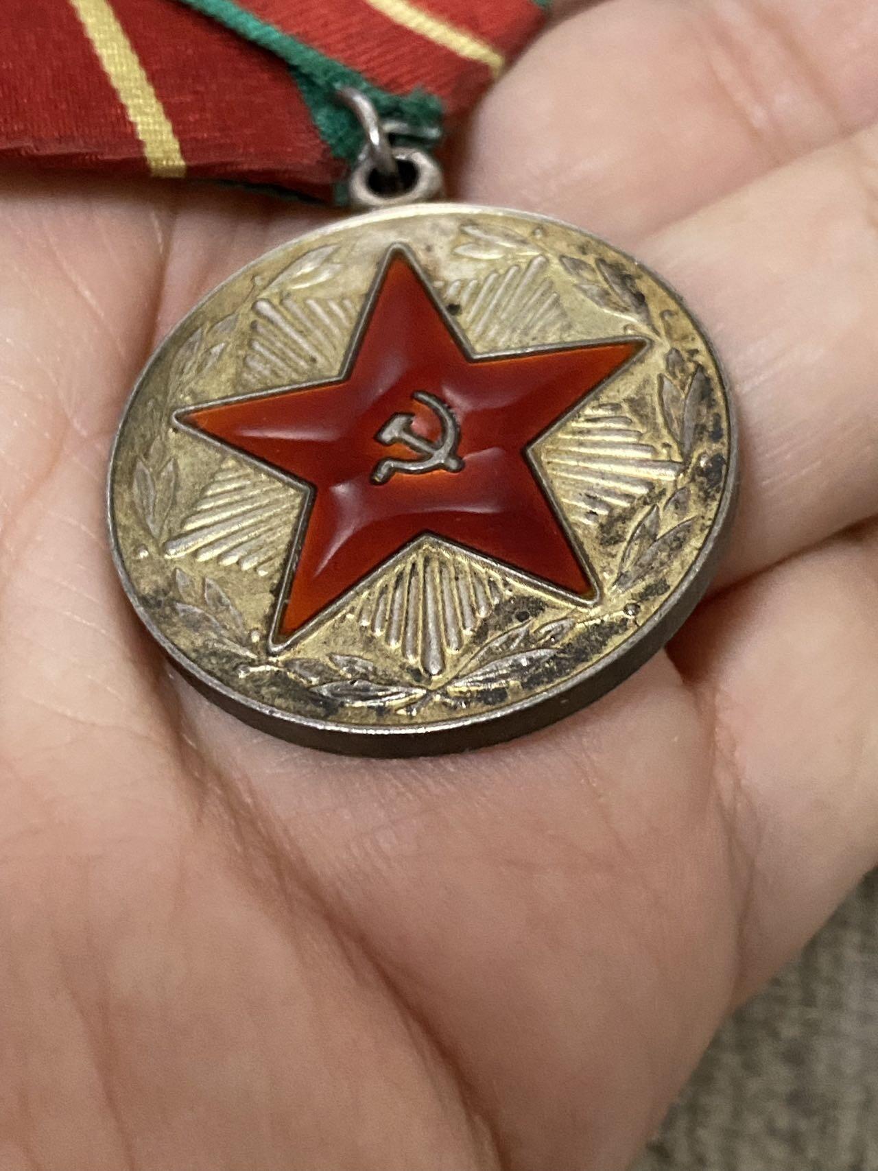 苏联勋章奖章1月5日晚上九点结束在麦稀奇 找不到的加我qq或者微信都是184277308备注苏章拍卖。最好加微信群每次都会通知还有提前可以一口价的 最近会持续拍卖一些东西。 苏联圆满服役 20年 奖章 带证件 带铝挂24克 应该是银质的